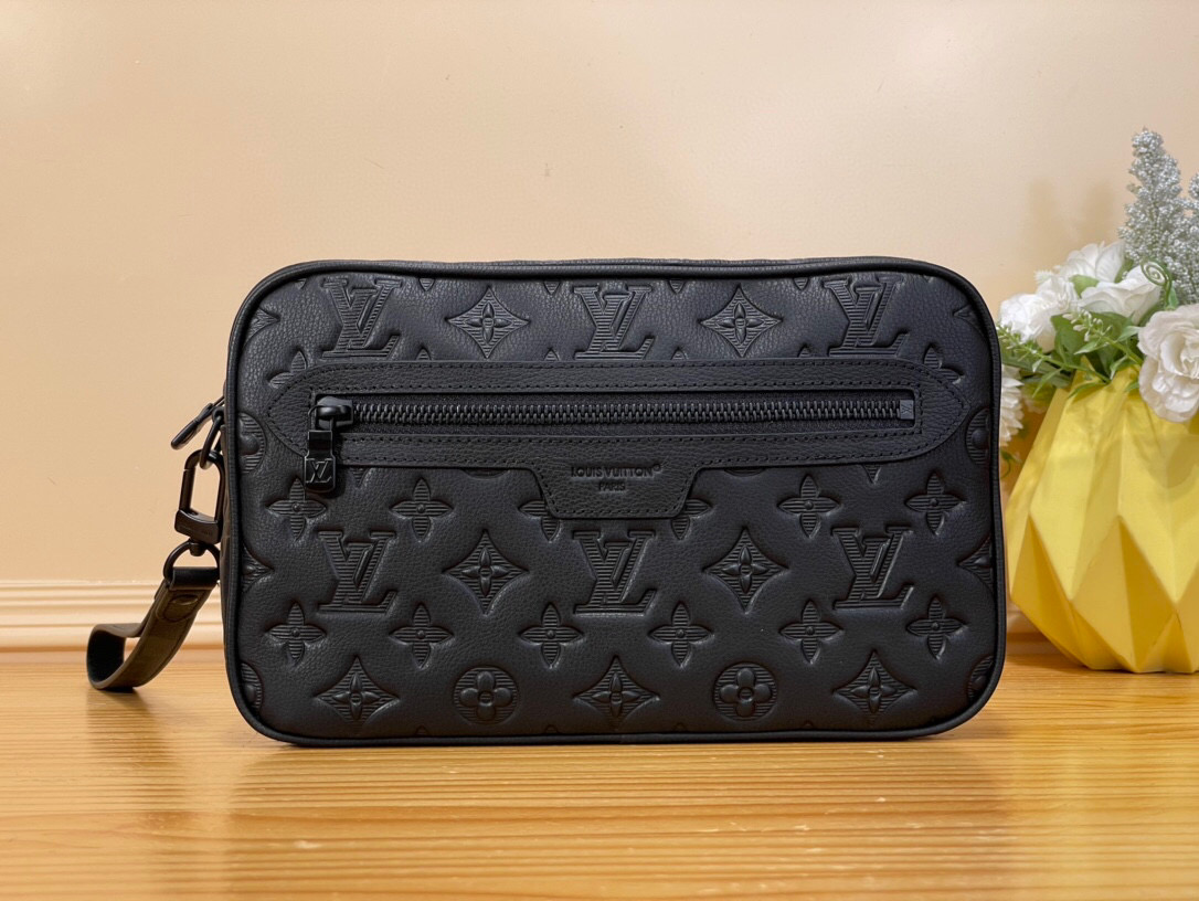 NO:557491,Top original order M14910 This ochette Kasai organizer is made of soft Monogram Shadow Hx embossed calfskin and features an external zippered pocket, perfect for small daily essentials. The interior of the organizer has ten business card slots, a patch pocket and a double patch pocket. It can be carried as a clutch or with a detachable wrist strap. 24.5 x 15.5 x 6 cm (length x height x width) 4315055,,handbag,cowhide19860909顶级原单M14910 这款ochette Kasai收納包以柔軟的Monogram Shadow Hx壓花小牛皮製作,配有一個外置拉鏈口袋,是放置小型日常必需品的完美之選.收納包內部設有十個名片夾層、一個貼袋及一個雙貼袋,可作為手拿包或搭配可拆式腕帶攜帶.24.5 x 15.5 x 6 厘米 (長度 x 高度 x 闊度) 4315055,,handbag,cowhide,Bag