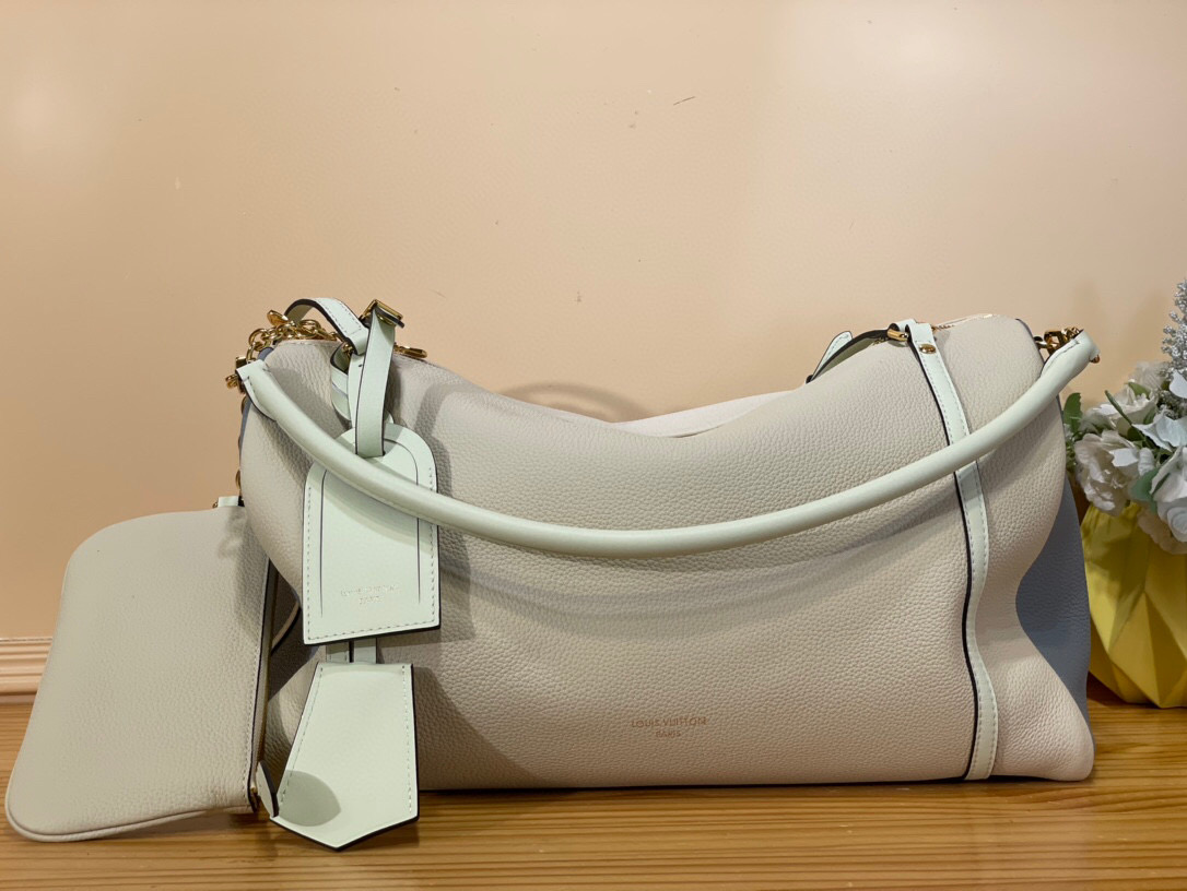 NO:620932,Top original order [keepall handbag] M13668 light color Louis Vuitton autumn and winter series. Creative director Nicolas Ghesquière St takes us into a train station with 'emotional intersection'. He was inspired by railway travel in the 19th century. The design incorporates classical and future elements, presenting a series of shapes that combine elegance, practicality and elegant silhouettes, as well as various redesigned luggage and handbags, which perfectly interpret the 'travel spirit' that most represents the brand's history. Louis  Vuitton's most legendary handbag has been reinterpreted while paying homage to the travel spirit of the brand's history - the legacy of Keepall is echoed in the soft bag redesigned in pastel tones and streamlined shapes, exuding a noble luxury. Size 40*20*25cm 120121300,, louis vuitton19860909顶级原单【keepall 手袋】M13668 浅色 Louis Vuitton 秋冬系列. 创意总监 Nicolas Ghesquière St将我们带入一个「情感交汇」的火车站,他以19世纪的铁路旅行为灵感,设计融入古典与未来元素,呈现了一系列结合优雅、实用和飘逸轮廓的造型,还有各款经重新设计的行李箱及手袋,完美诠释着最代表品牌历史的「旅行精神」.Louis Vuitton 最具传奇色彩的手袋经重新演绎,同时向品牌历史的旅行精神致敬 — 向Keepall的传统在以柔和色调和流线造型重新设计的软身手袋中得到呼应,散发出一种高贵的奢华. 尺寸40*20*25cm 120121300,,louis vuitton,Bag