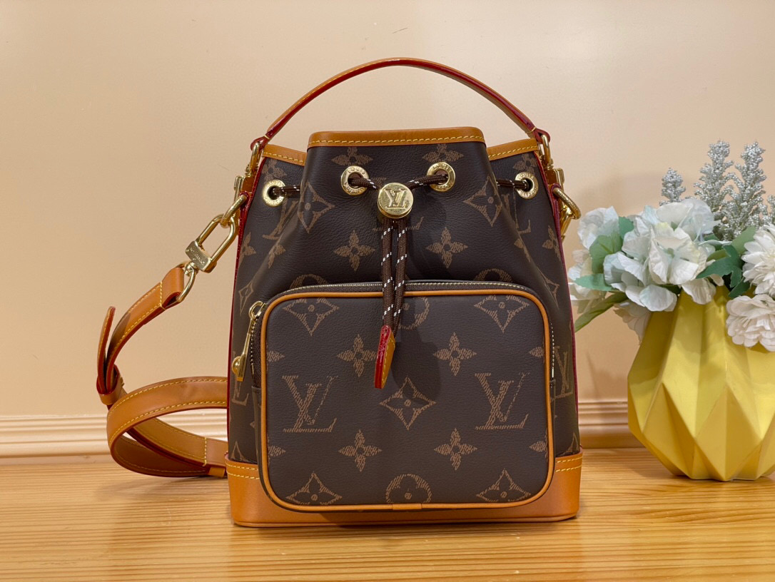 NO:551378,Top Original [Noé Cargo] m14199 Vintage (Full Leather) harrell Williams drew inspiration for the Noé Cargo from the original Noé Cargo LT created in 1932 to carry champagne bottles. It is made of calfskin with Monogram print and has a roomy front pocket in addition to the main compartment. It is signed with a removable metal tag that evokes the plaque found inside the house's original trunk. Dimensions 22 x 24 x 16 cm  7918085,,cowhide19860909顶级原单【Noé Cargo】 m14199 复古（全皮） harrell Williams从1932年创建的用于携带香槟瓶的原始Noé Cargo LT中汲取了Noé Cargo的灵感.它由小牛皮制成,带有Monogram印花,除了主隔间外,还有一个宽敞的前袋.它用一个可拆卸的金属标签签名,唤起了房子原始树干内发现的牌匾. 尺寸22 x 24 x 16厘米 7918085,,cowhide,Bag