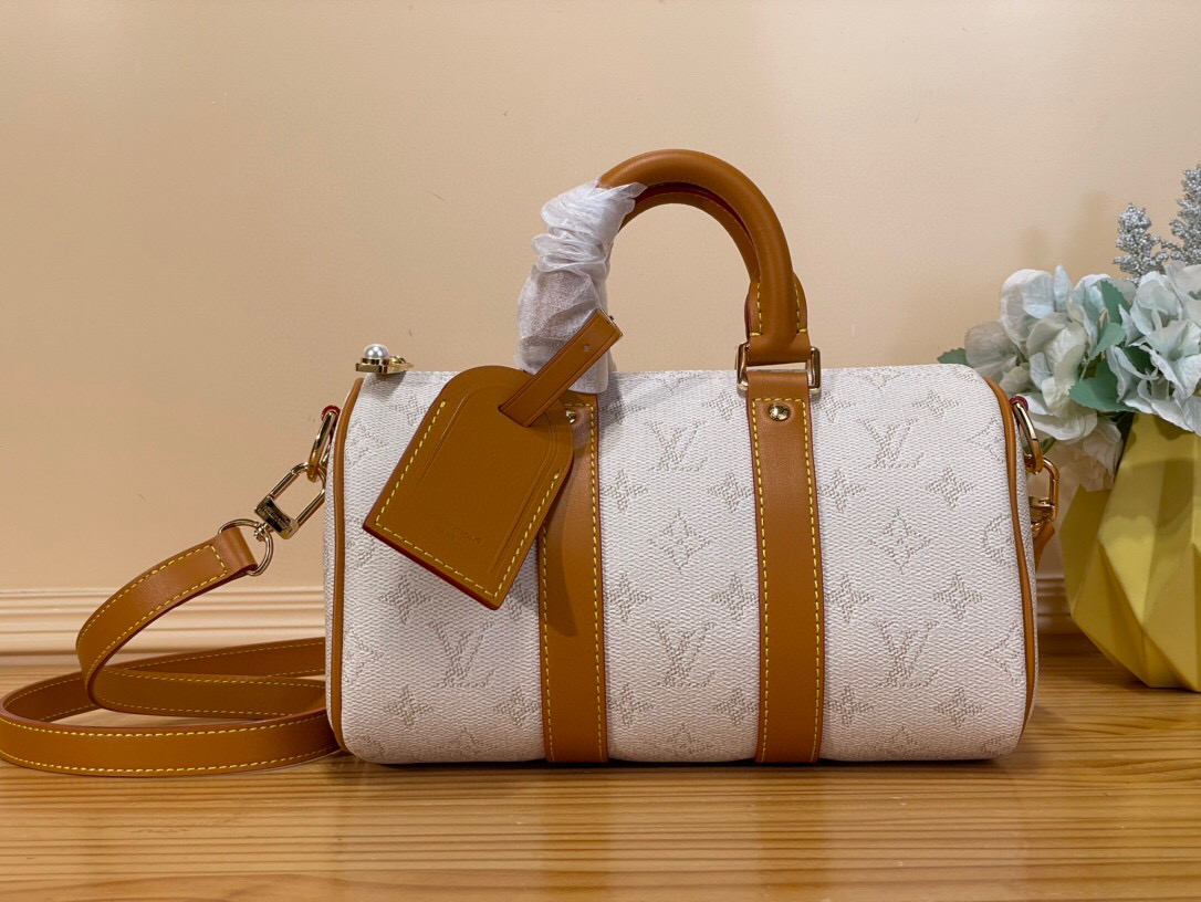 NO:551222,Top original order [KEEALL BANDOULIRE 25 handbag] m15076 off-white This Keeall Bandoulière 25 handbag is made of Monogram Heritage cc coated canvas, with cow leather shaping the side straps, reinforced straps at both ends and top handle. The detachable and adjustable shoulder strap allows for shoulder or cross-body options. Size 15 x 11 x 25 cm. 5516065,,cowhide19860909顶级原单【KEEALL BANDOULIRE 25 手袋】 m15076 米白色  本款 Keeall Bandoulière 25 手袋取材 Monogram Heritage cc涂层帆布,以牛皮革塑造侧带、两端加固带和顶部手柄.可拆卸并调节的肩带实现肩背或斜挎选择. 尺寸15 x 11 x 25 厘米.5516065,,cowhide,Bag