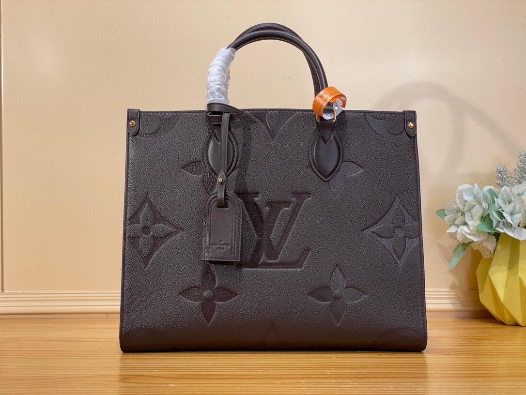 NO:620956,Top Original Order [OnTheGo MM] m12967 Chocolate OnTheGo MM Ys Tote Bag is redesigned in rich chocolate tones with gold hardware. The signature style showcases House's Monogram Emreinte leather and includes a removable name tag with mirror detail. It features multiple interior pockets large enough to store a Ziy wallet and a laptop. Use the longer handle for shoulder carry. Dimensions 35 x 27 x  14cm90198100,,wallets19860909顶级原单【OnTheGo MM】 m12967 巧克力色 OnTheGo MM Ys手提包以浓郁的巧克力色调重新设计,并带有金色五金件.标志性风格展示了House的Monogram Emreinte皮革,包括一个带有镜子细节的可拆卸名牌.它配有多个内部口袋,大小可以存放一个Ziy钱包和一台笔记本电脑.使用较长的手柄进行肩背携带. 尺寸35 x 27 x 14厘米90198100,,wallets,Bag