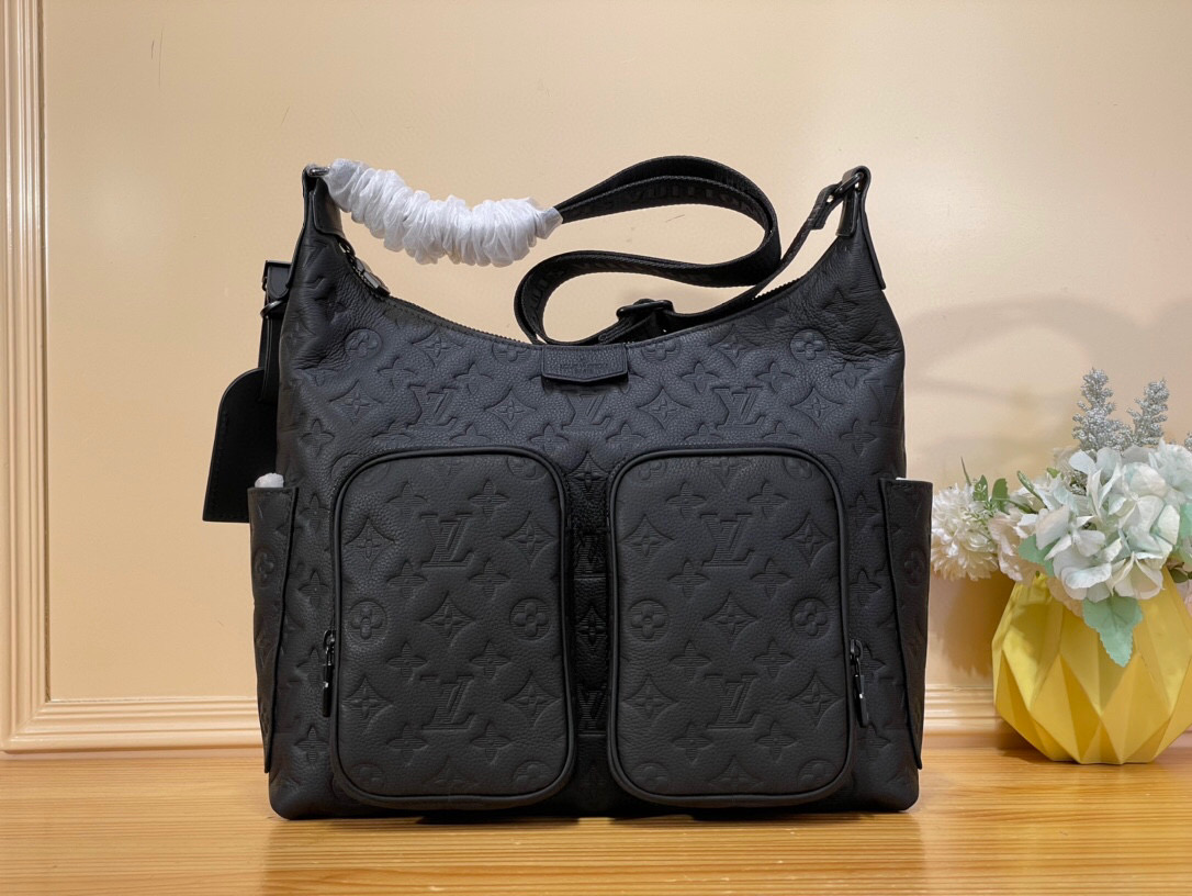 NO:620982,Top original order [HOBO CARGO handbag] M14778 black. This Hobo Cargo ww handbag is made of soft Monogram Shadow19860909顶级原单【HOBO CARGO 手袋】 M14778黑色 本款 Hobo Cargo ww手袋取材柔软 Monogram Shadow Xl牛皮革,以 Monogram 压纹图案流露典雅气息,再借多重口袋彰显功能考量.哑光质感传递俊朗风范,成就日常出行的动感之选. 27 x 19.7 x 34.5 厘米.6217075,,cowhide,Bag