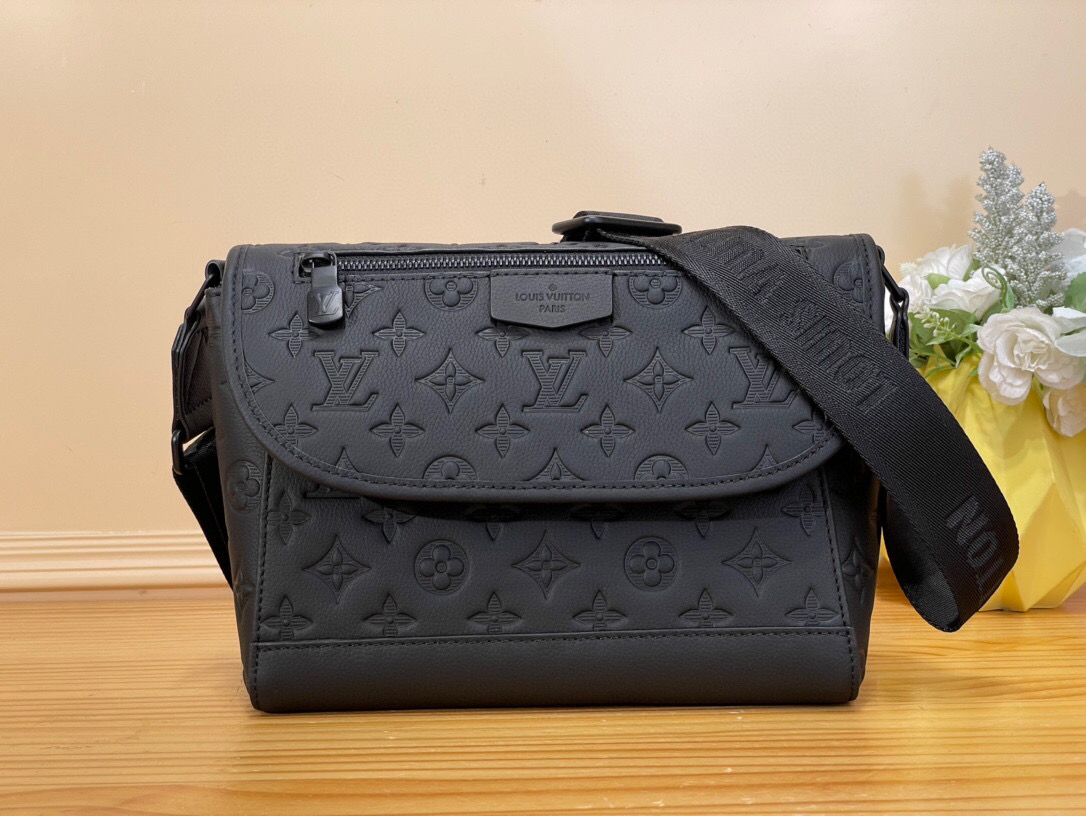 NO:620990,Top original order [ulse Messenger] m14874 Black Embossed Monogram Shadow Jm embossed calfskin and black hardware bring sophistication to the sporty ulse Messenger bag. Its unique design features an outer zippered pocket on the flap and a second zippered pocket on the underside of the flap. The textile strap is easily adjustable and suitable for shoulder or cross-body wear. Dimensions 26.6 x 17 x 11 cm 6817075,,cowhide19860909顶级原单【ulse Messenger】 m14874 黑色 压花 Monogram Shadow Jm压花小牛皮和黑色五金件为运动型的ulse Messenger包带来了精致.它独特的设计特点是翻盖上有一个拉链外袋,翻盖底面还有第二个拉链口袋.纺织表带易于调整,适合肩背或斜挎. 尺寸26.6 x 17 x 11厘米 6817075,,cowhide,Bag