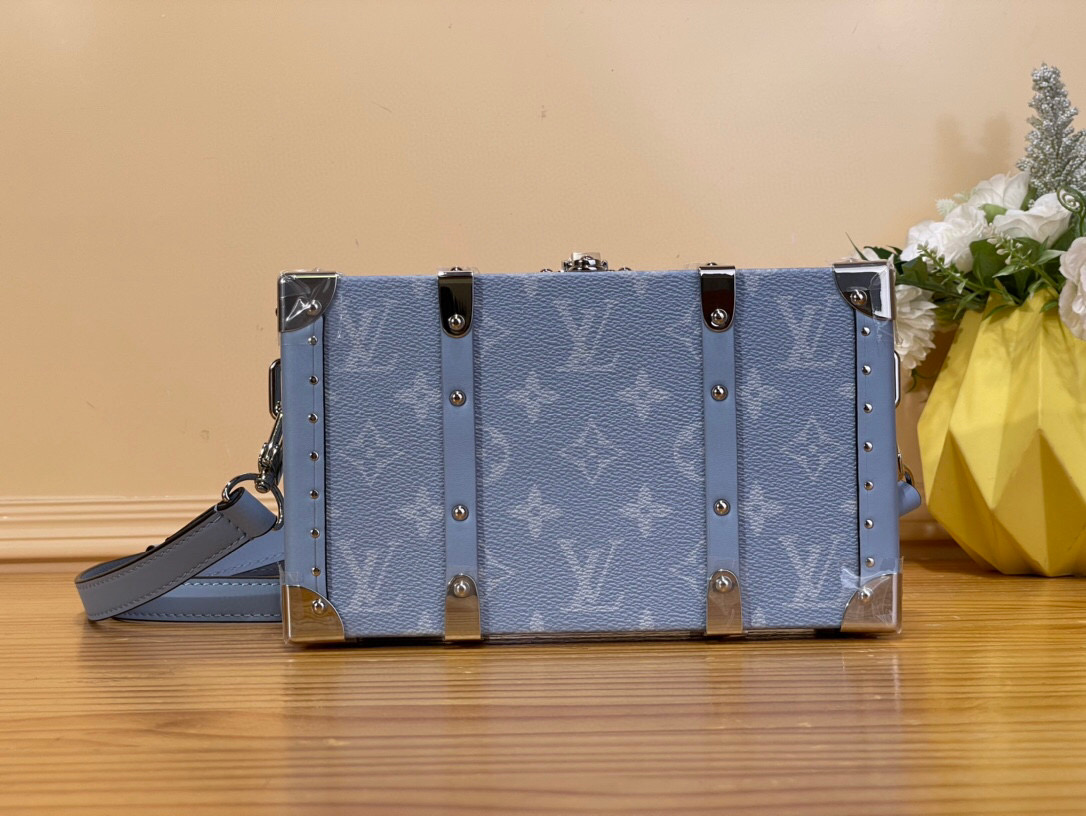 NO:551274,Top original order [WALLET TRUNK TAIGARAMA handbag] m13562 light blue This Wallet Trunk Taigarama Jm handbag is made of Monogram canvas and cow leather. The wooden frame, buckles and reinforced corners are inspired by the brand's classic hard case. The ample interior is convenient for storing mobile phones and wallets, and the detachable shoulder strap allows for easy switching between shoulder and cross-body wear. Size 12.3 x 6 x  21.5 cm 7018085,,cowhide19860909顶级原单【WALLET TRUNK TAIGARAMA 手袋】 m13562 浅蓝色 本款 Wallet Trunk Taigarama Jm手袋取材 Monogram 帆布和牛皮革,以木条框架、搭扣和加固包角道出品牌经典硬箱的灵感启发.充裕内里便于收纳手机与钱夹,可拆卸肩带令肩背斜挎切换自如. 尺寸12.3 x 6 x 21.5 厘米 7018085,,cowhide,Bag