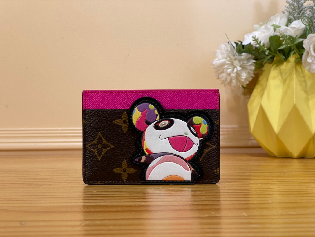 NO:621005,Top original item [LV x TM card holder] m13439 Takashi Murakami figurine. This card holder is from the Louis Vuitton  1612025,,louis vuitton,louis vuitton19860909顶级原单【LV x TM 卡夹】 m13439 村上隆 公仔 本款卡夹出自路易威登 x 村上隆再版系列,为 Monogram ms图案叠加日本艺术家村上隆笔下的熊猫形象,与上缘的明丽亮彩交相辉映.涂层帆布裁出流畅廓形,多重隔层实现卡片和票据的有序收纳. 尺寸7 x 0.5 x 11 厘米 1612025,,louis vuitton,louis vuitton,Bag