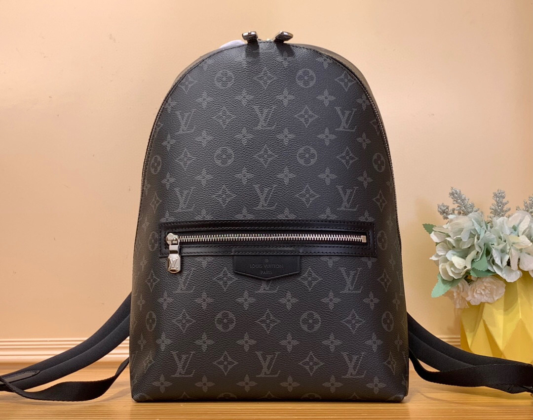 NO:621010,Top original item [DISCOVERY SLIM Backpack] m14020 Black Flower This Discovery Slim Hx backpack is made of Monogram Eclise coated canvas. It is integrated into the inner pocket of the laptop for a compact configuration, making it easy to control business or leisure occasions with a trendy attitude. The adjustable padded fabric shoulder strap enhances the comfortable carrying experience, and the zippered front pocket makes it easy to access frequently used items. Dimensions 38 x 13 x 28 cm 6017075.,19860909顶级原单【DISCOVERY SLIM 双肩包】 m14020 黑花 本款 Discovery Slim Hx双肩包取材 Monogram Eclise 涂层帆布,为紧凑构型融入笔记本电脑内袋,以潮流之姿轻松驾驭商务或休闲场合.可调节加衬织物肩带提升舒适背携体验,拉链前袋方便取放常用物品. 尺寸38 x 13 x 28 厘米 6017075.,,Bag