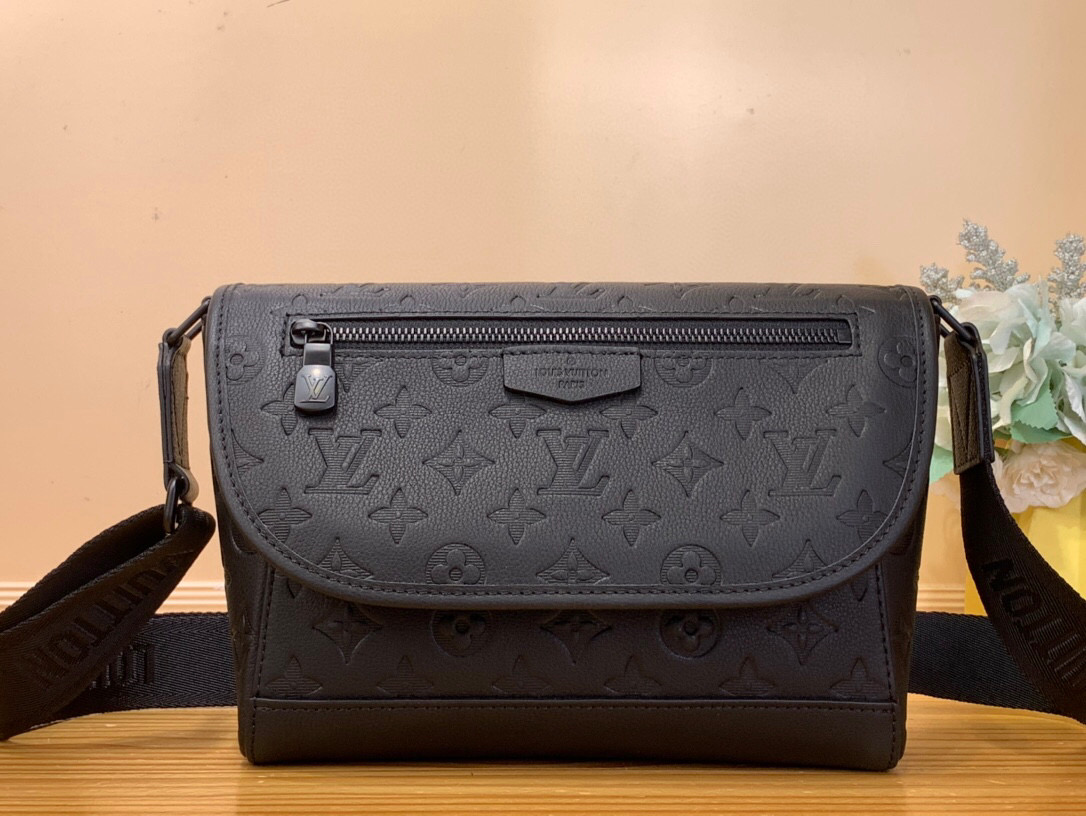 NO:620987,Top original order [ulse Messenger] m14874 Black Embossed Monogram Shadow Hx embossed calfskin and black hardware bring sophistication to the sporty ulse Messenger bag. Its unique design features an outer zippered pocket on the flap and a second zippered pocket on the underside of the flap. The textile strap is easily adjustable and suitable for shoulder or cross-body wear. Dimensions 26.6 x 17 x 11 cm  6817065…,,cowhide19860909顶级原单【ulse Messenger】 m14874 黑色 压花 Monogram Shadow Hx压花小牛皮和黑色五金件为运动型的ulse Messenger包带来了精致.它独特的设计特点是翻盖上有一个拉链外袋,翻盖底面还有第二个拉链口袋.纺织表带易于调整,适合肩背或斜挎. 尺寸26.6 x 17 x 11厘米 6817065…,,cowhide,Bag