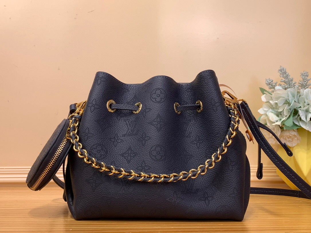 NO:551154,Top original order [BELLA handbag] m14315 dark blue M57068 This Bella handbag is made of Monogram Us engraved and perforated leather with sophisticated tones, and the details are highlighted with a woven chain. The right size can easily store daily needs, and the round coin purse allows coins to be collected in an orderly manner. The carrying methods are flexible and versatile, making it an elegant choice for daily companionship. Size 22 x 14 x 19  cm.7918085,,wallets19860909顶级原单【BELLA 手袋】 m14315 深蓝色 M57068 本款 Bella 手袋为 Monogram Us镂花穿孔皮革渲染考究色调,再以编织链条点亮细节.恰宜尺寸可轻松收纳日常所需,圆形零钱包令硬币实现有序归集.背携方式灵活多样,成就相伴日常的优雅之选. 尺寸22 x 14 x 19 厘米.7918085,,wallets,Bag