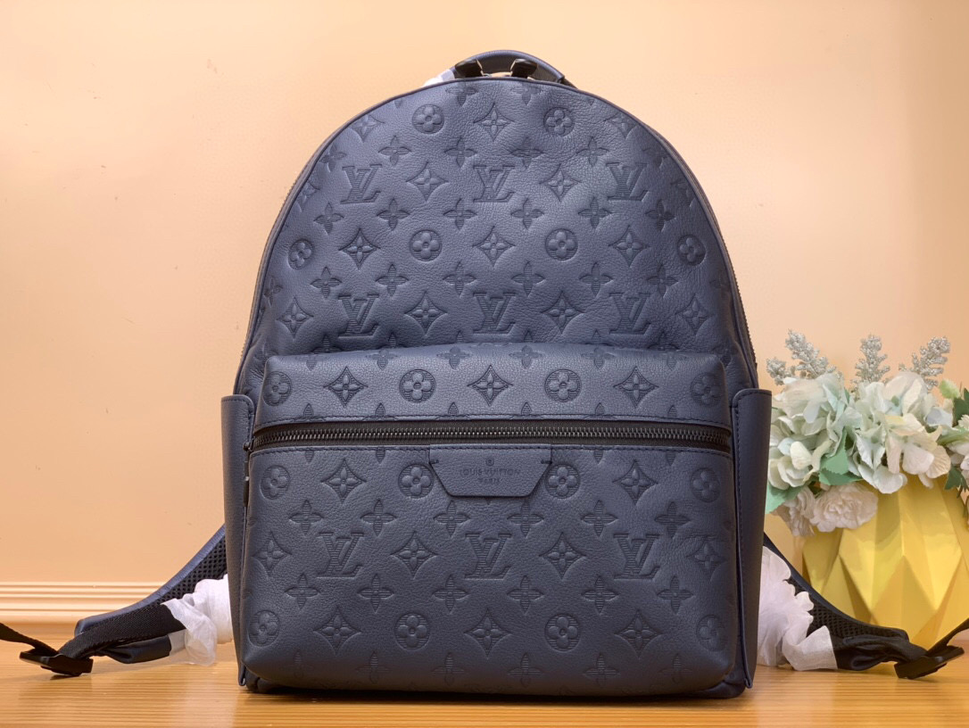 NO:621030,Top original item [DISCOVERY Backpack] m46557 Gray 46553 Black m14884 Dark Blue This small Discovery Hx backpack is made of Monogram Shadow embossed cow leather to create a spacious space and rounded shape. The Monogram embossing implicitly shows the brand style. The large zipper front pocket and open side pockets allow for convenient access, and the fabric lining and inner patch pockets are rich in exquisite details. Size 38 x 20  x 29 cm 951981000,,cowhide19860909顶级原单【DISCOVERY 双肩包】 m46557 灰色 46553 黑色 m14884 深蓝色 本款 Discovery Hx小号双肩包以 Monogram Shadow 压纹牛皮革塑造宽敞空间与圆润构型,借 Monogram 压纹含蓄展露品牌风范.大号拉链前袋和开放式侧袋实现便捷取放,织物内衬与内贴袋丰富考究细节. 尺寸38 x 20 x 29 厘米 951981000,,cowhide,Bag