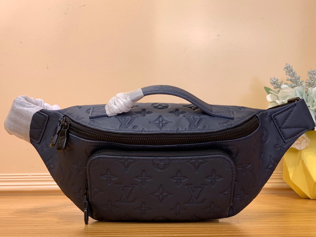 NO:551060,Top Original [Rush Bumbag Belt Bag] M47058 Black m14784 Dark Blue Made of Monogram Shadow jm calfskin. Functional and easy to wear, it has a front zipper pocket for quick access to your phone, keys or cards. The adjustable strap accommodates waist, yoke and crossbody wear and easily closes with a sliding hook. The top leather handle provides hand carry while adding a sporty look. Dimensions 30 x 15 x  8cm5617075,,cowhide19860909顶级原单【Rush Bumbag 腰包】M47058 黑色 m14784 深蓝色 由Monogram Shadow jm小牛皮制成.功能齐全,易于佩戴,它有一个前拉链口袋,可以快速取用手机、钥匙或卡片.可调节的皮带适应腰部、过肩和斜挎磨损,并通过滑动钩轻松关闭.顶部皮革手柄提供手提,同时增添运动外观. 尺寸 30 x 15 x 8厘米5617075,,cowhide,Bag
