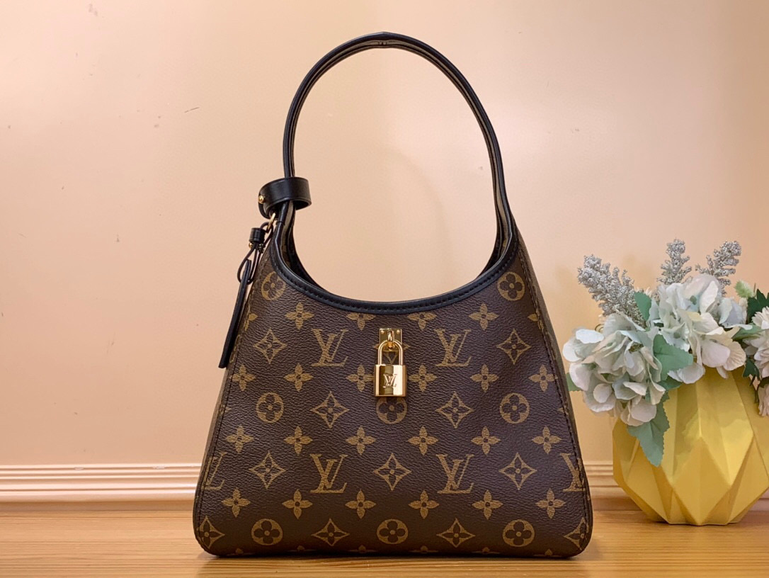 NO:621003,Top original order [The Drop small handbag] m12940 This The Drop Sj small handbag draws inspiration from the Flower Hobo jh handbag that was released in 2000. It is cut from classic Monogram canvas to create an elegant configuration that combines trendy style and practical function. The iconic padlock is embellished with the name brand, and the deep leather trimming creates exquisite details. It can easily store daily necessities and fits the rhythm of urban life. Size 15 x 12 x 28 cm  4815055,19860909顶级原单【The Drop 小号手袋】 m12940 本款 The Drop Sj小号手袋向 年问世的 Flower Hobo jh手袋汲取灵感,以经典 Monogram 帆布裁出兼具潮流格调与实用功能的雅致构型.标志性挂锁点缀名牌,与深邃皮革饰边共筑考究细节.可轻松收纳日常所需,契合都市生活节奏. 尺寸15 x 12 x 28 厘米 4815055,,Bag