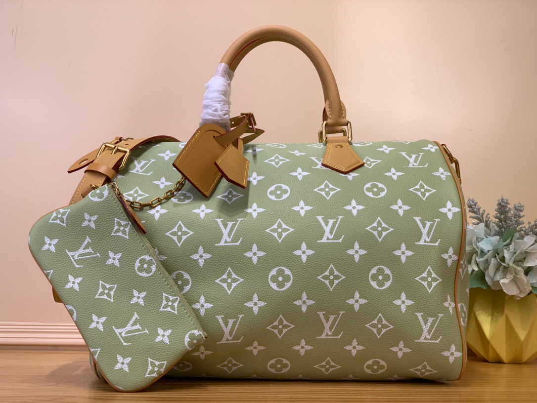 NO:551558,Top original order [SEEDY 9 BANDOULIRE40 Handbag] M24418 24420 Fruit Green This Seedy 9 Bandoulière 40 Monogram Leather handbag is made of soft grained cow leather wrapped with sheep leather lining. The silk-screened Monogram pattern presents the blurred look of canvas printing, expressing the new season ingenuity of creative director Harrell Williams. Size 40 x 26 x 23 cm  130121450,,cowhide,sheepskin19860909顶级原单【SEEDY 9 BANDOULIRE40手袋】M24418 24420 果绿 本款Seedy 9 Bandoulière 40 Monogram Leather手袋为柔软粒面牛皮革包裹羊皮革内衬,以丝印Monogram 图案呈现帆布印花的迷离观感,道出创意总监harrell Williams的新季巧思. 尺寸40 x 26 x23厘米 130121450,,cowhide,sheepskin,Bag