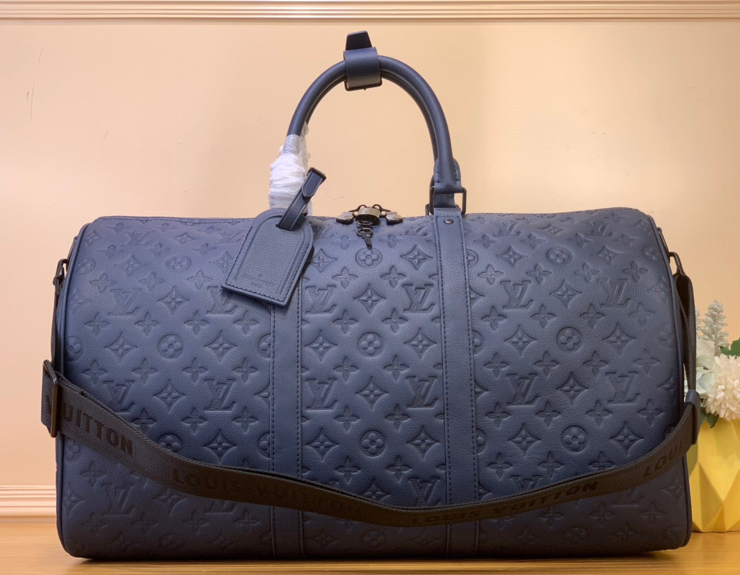 NO:551056,Top original item [KEEALL BANDOULIRE 50 travel bag] m14840 dark blue This Keeall Bandoulière 50 travel bag is made of Monogram Shadow Hx embossed cow leather with deep metal parts and fabric lining, making it a chic choice for weekend trips. The rolled leather handle and detachable and adjustable shoulder strap provide multiple carrying methods, and there is ample space with a zippered inner pocket. Dimensions 29 x 23 x 50 cm  110121250,,cowhide19860909顶级原单【KEEALL BANDOULIRE 50 旅行袋】 m14840 深蓝色 本款 Keeall Bandoulière 50 旅行袋为 Monogram Shadow Hx压纹牛皮革搭配深邃金属件和织物内衬,成就周末出行的别致之选.辊压皮革手柄和可拆卸并调节的肩带提供多种背携方式,充裕空间设有拉链内袋. 尺寸29 x 23 x 50 厘米 110121250,,cowhide,Bag