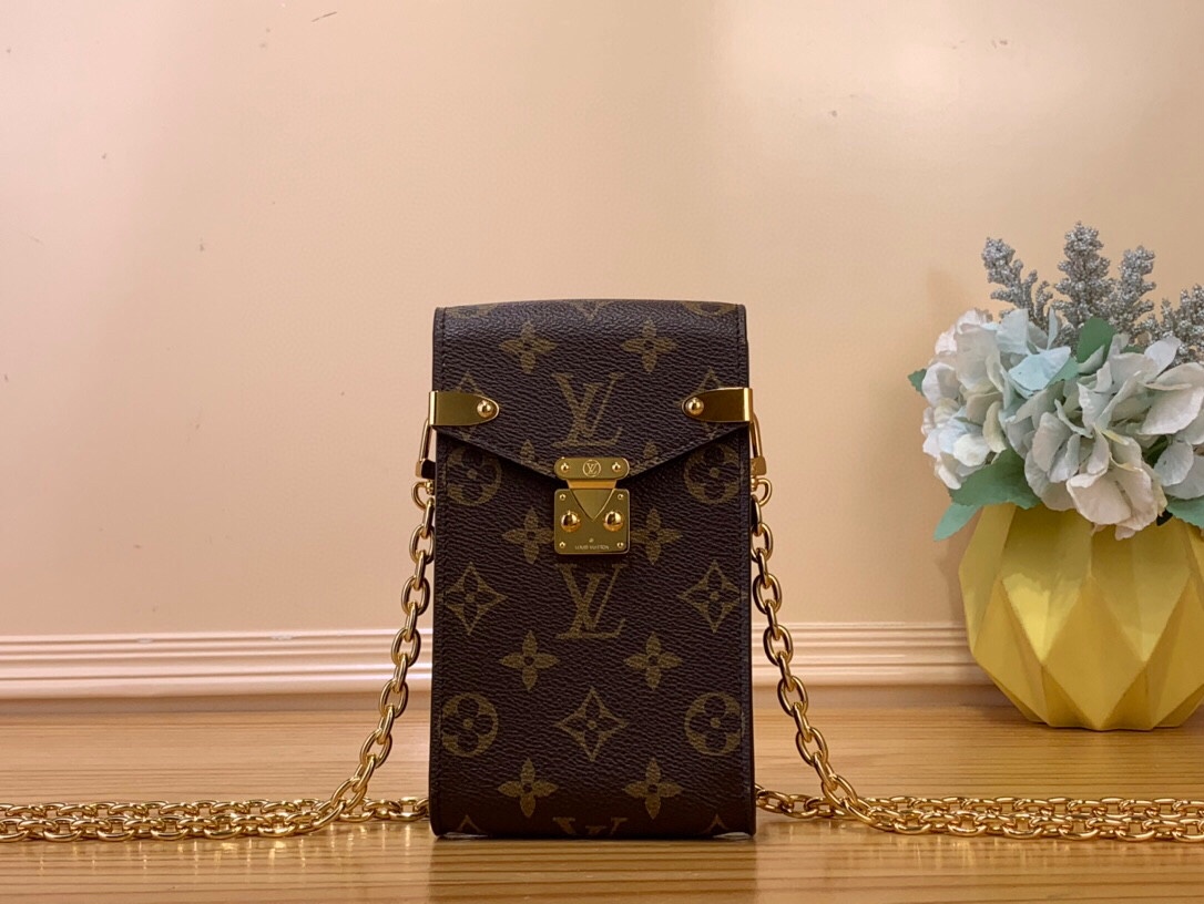 NO:621243,Top original order M13572 presbyopia mobile phone bag chain bag new season MTIS Hl mobile phone bag This Métis mobile phone bag is inspired by Louis Vuitton's classic luggage, and is cut out of a whole piece of Monogram canvas in an exquisite configuration. The S-lock buckle and metal corners reflect the brand's long tradition of making boxes. Attach a detachable chain to instantly free your hands. 17.5 x 4 x 10.4  cm.4015054,,louis vuitton19860909顶级原单M13572老花 手机包链条包 当季新款 MTIS Hl手机包 本款 Métis 手机包向路易威登经典行李箱采撷灵感,以整片 Monogram 帆布裁出工致构型.S-lock 锁扣和金属包角娓娓道出品牌悠久的制箱传统.系上可拆卸链条,瞬间解放双手.17.5 x 4 x 10.4 厘米.4015054,,louis vuitton,Bag
