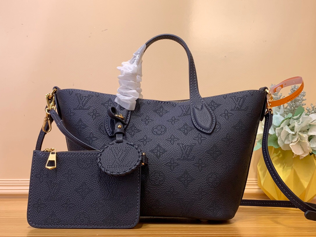 NO:551148,Top original order [BLOSSOM small handbag] m14317 dark blue This Blossom Ys small handbag is made of perforated cow leather in classic tones, easily interpreting diverse styling styles. The metal parts and LV woven decoration highlight the exquisite details, and the ample interior is equipped with a detachable zipper bag for flexible storage of daily needs and small items. Dimensions 20 x 12.5 x 20 cm 8019085,, louis  vuitton,cowhide19860909顶级原单【BLOSSOM 小号手袋】 m14317 深蓝色 本款 Blossom Ys小号手袋为镂花穿孔牛皮革渲染经典色调,轻松演绎多元造型风尚.金属件和 LV 编织装饰彰显考究细节,充裕内里设有可拆卸拉链袋,令日常所需和随身小物实现灵活收纳. 尺寸20 x 12.5 x 20 厘米 8019085,,louis vuitton,cowhide,Bag