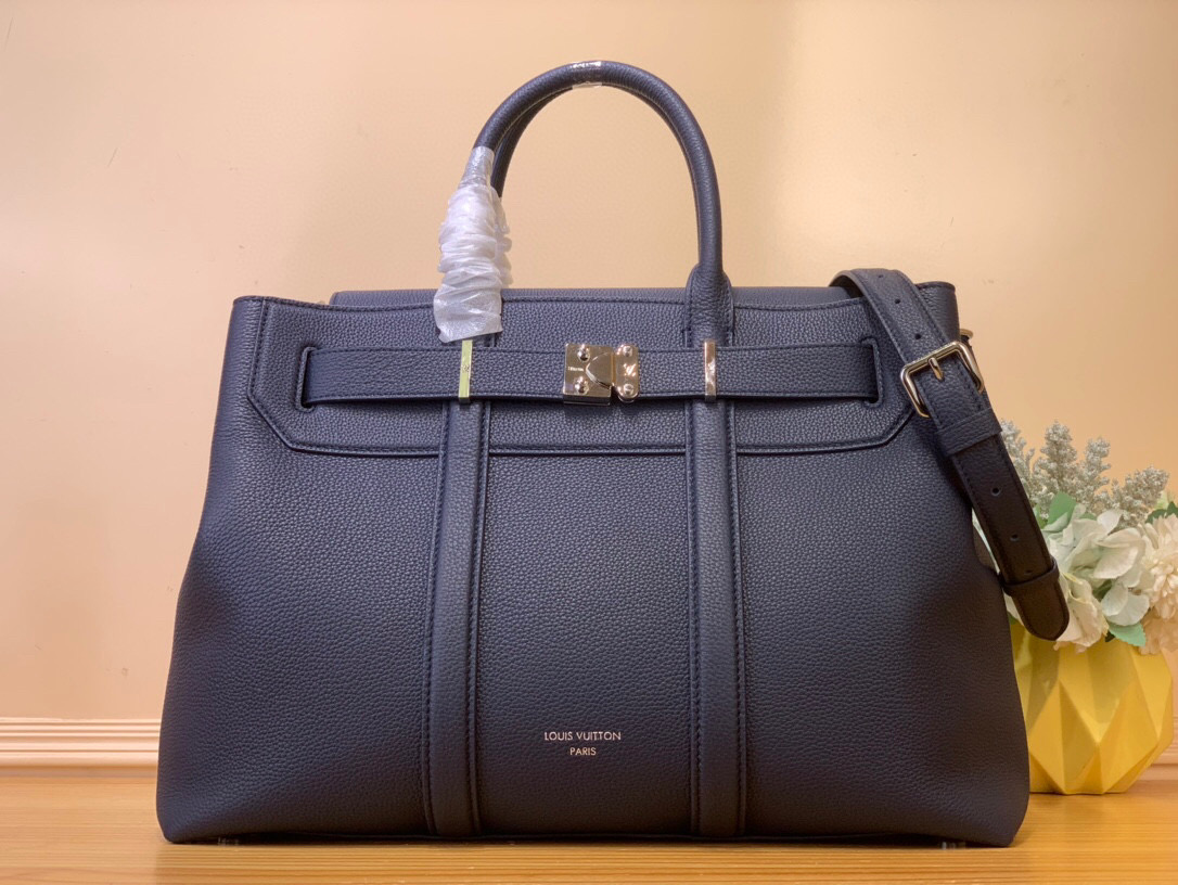 NO:551050,Top original order [GEORGES TOTE medium handbag] M11664 light gray M23153 black M23154 dark gray m11663 dark blue This Georges Tote Sj medium handbag is made of soft Cuir produced responsibly by Domaine des Massifs  Millesime cow leather, with S-lock closure for secure opening and closing. The top handle is equipped with a detachable and adjustable fabric shoulder strap, which is convenient for carrying by hand, shoulder and cross-body. Dimensions 41x29 x14 cm (length x height x width) 140121450,,cowhide19860909顶级原单【GEORGES TOTE 中号手袋】M11664浅灰 M23153黑色 M23154深灰m11663 深蓝色 本款Georges Tote Sj中号手袋取材Domaine des Massifs负责任出品的柔软 Cuir Millesime牛皮革,以S-lock锁扣实现稳妥开合.顶部手柄搭配可拆卸并调节的织物肩带,方便手提、肩背和斜挎. 尺寸41x29 x14厘米(长度x高x宽) 140121450,,cowhide,Bag