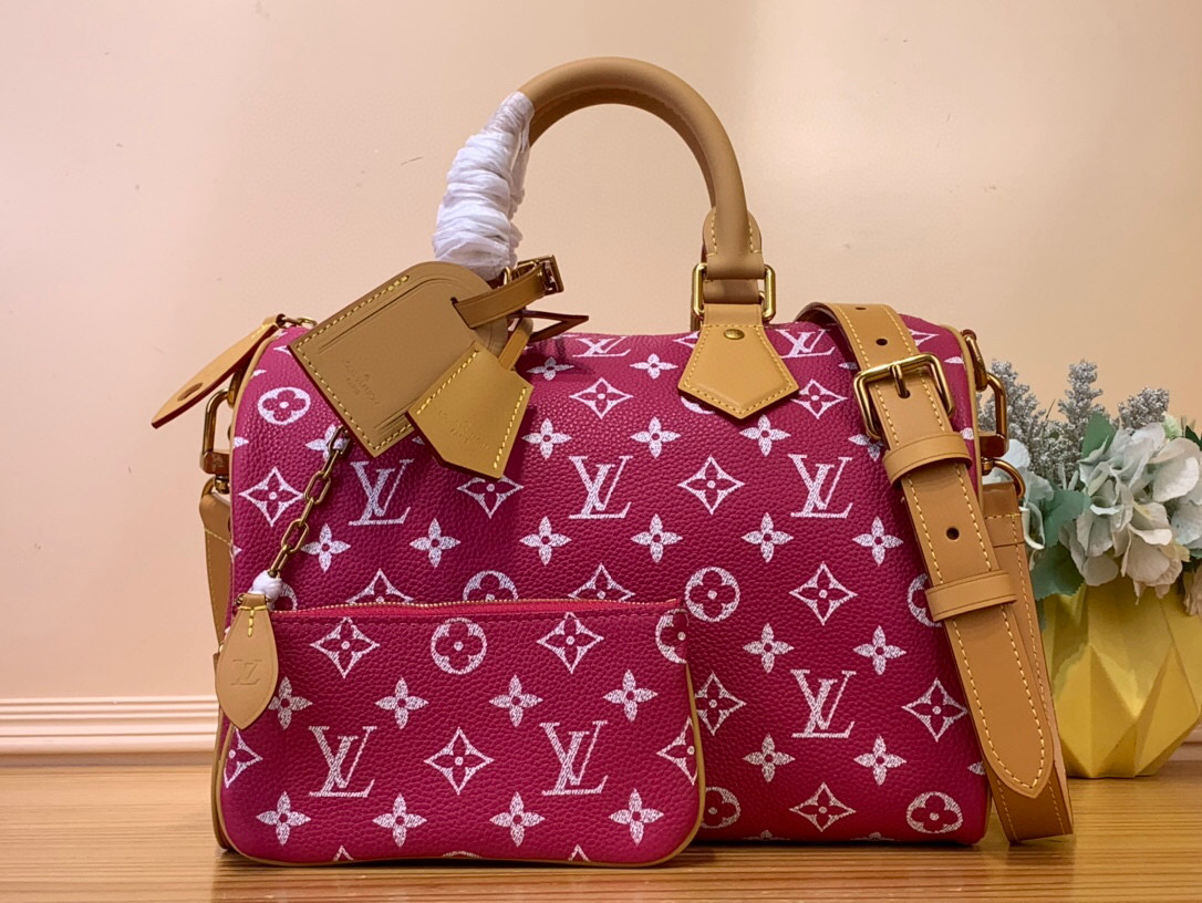 NO:620965,Top original order [Seedy 9 Bandoulière 30 handbag] m14077 green m14067 red m13914 pink m13904 black m14064 light green / rose red Seedy 9 Bandoulière  Made of ultra-soft calfskin with Monogram print, the 30 bag is perfectly compact yet roomy enough to hold your daily essentials. Meticulous details such as the traditional side locks or the premium lambskin lining are a testament to the craftsmanship of this bag. In addition to the top handle, there is a removable strap. Dimensions 32 x 22.5 x 18 cm 125121350,,cowhide,sheepskin19860909顶级原单【Seedy 9 Bandoulière 30 手袋】m14077 绿色 m14067 红色 m13914 粉色 m13904 黑色 m14064 淡绿色 / 玫红色 Seedy 9 Bandoulière 30包由超柔软的小牛皮制成,带有Monogram印花,尺寸完美紧凑但足够宽敞,可以装下日常必需品.细致的细节,如传统侧锁或优质小羊皮衬里,证明了这款包的精湛工艺.除了顶部手柄外,还有一条可拆卸的带子. 尺寸32 x 22.5 x 18厘米 125121350,,cowhide,sheepskin,Bag