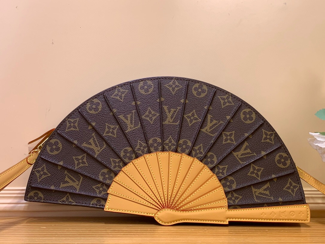 NO:621251,Top original item [LV FAN handbag] m14804 LV Fan19860909顶级原单【LV FAN 手袋】 m14804 LV Fan Xl手袋取材 Monogram Sj帆布,以别致设计亮相 春夏秀场,成就收藏家之选.皮革之上点缀 Monogram 花卉细节,手提或肩背皆宜. 尺寸19 x 6 x 37 厘米.6017070.,,louis vuitton,Bag