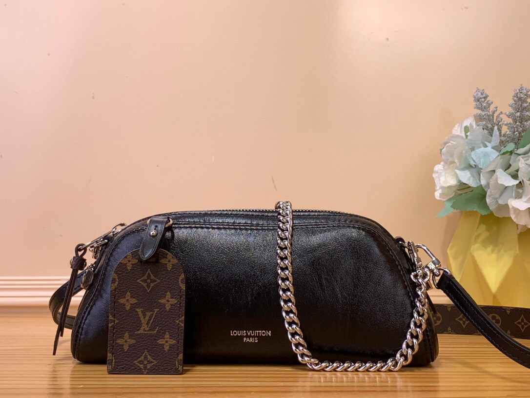 NO:620971,Top original order [OCHETTE VIBE handbag] m14544 black leather. This ochette Vibe Ys handbag is from the LV Vibe series. It is made of shiny soft sheep leather and is equipped with an eye-catching chain strap. The Monogram address plate and LV Circle logo highlight the brand style. The double-sided shoulder strap renews the original design of the Carryall LV Vibe handbag, providing a variety of carrying options. Dimensions 10 x 7.5 x 25 cm  6517075,,louis vuitton,sheepskin19860909顶级原单【OCHETTE VIBE 手袋】 m14544 黑皮 本款 ochette Vibe Ys手袋出自 LV Vibe 系列,为亮泽柔软羊皮革包身搭配瞩目链带.Monogram 地址牌与 LV Circle 标识彰显品牌格调.双面肩带焕新 Carryall LV Vibe 手袋原版设计,提供多样背携选择. 尺寸10 x 7.5 x 25 厘米 6517075,,louis vuitton,sheepskin,Bag