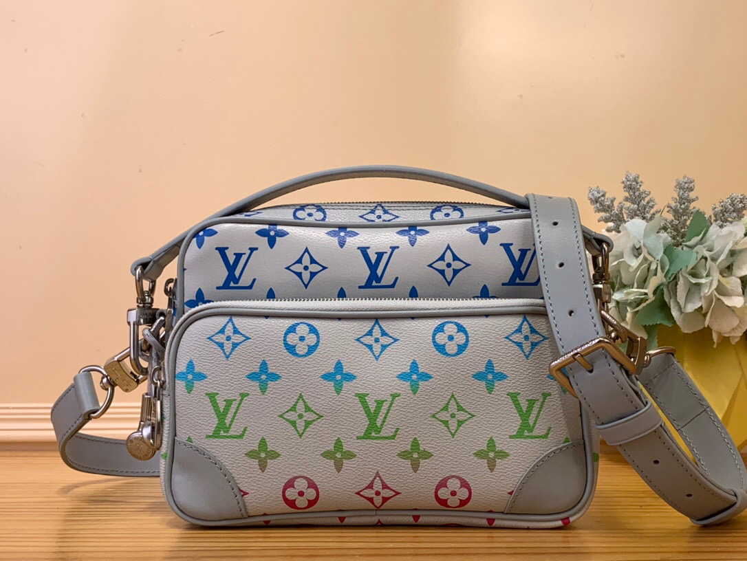 NO:620966,Top original order [Nil handbag] M13897 color/gradient Nil handbag is fashionable and compact, belonging to the Monogram Archive series. It is made of Monogram Hr coated canvas and decorated with cow leather trim. The handbag combines retro details and modern elegance. The corners are reinforced and matched with harrell Williams' newly launched pearl zipper. The detachable handle and strap are flexible and portable. Size 25.0 x 17.5 x  11.0 cm (length x height x width).6217075,,cowhide19860909顶级原单【Nil 手袋】M13897 彩色/ 渐变 Nil 手袋时尚小巧,属于 Monogram Archive 系列,以 Monogram Hr涂层帆布制作包身,并饰以牛皮革镶边.手袋融合复古细节与现代雅致格调,包角经过加固,并搭配 harrell Williams 新近推出的珍珠拉链.可拆卸手柄与背带灵活便携. 尺寸25.0 x 17.5 x 11.0 厘米 (长 x 高 x 宽).6217075,,cowhide,Bag