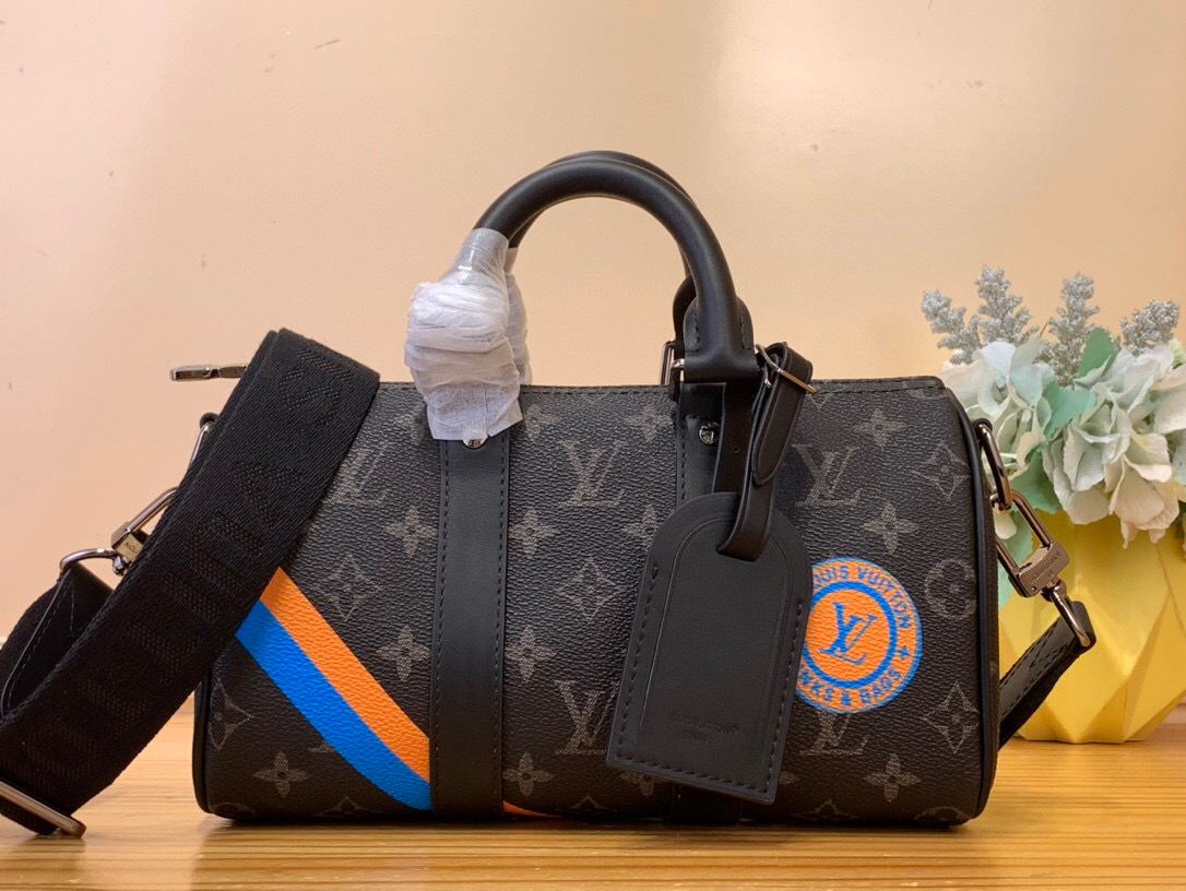 NO:620997,Top original item [KEEALL BANDOULIRE 25 handbag] M01942 Black flower/silk screen This Keeall Bandoulière 25 handbag is made of Monogram Heritage Hr coated canvas, with cow leather shaping the side straps, reinforced straps at both ends and the top handle. The detachable and adjustable shoulder strap allows for shoulder or cross-body options. Size 15 x 11 x 25 cm  5416065,,cowhide19860909顶级原单【KEEALL BANDOULIRE 25 手袋】 M01942 黑花/丝印  本款 Keeall Bandoulière 25 手袋取材 Monogram Heritage Hr涂层帆布,以牛皮革塑造侧带、两端加固带和顶部手柄.可拆卸并调节的肩带实现肩背或斜挎选择. 尺寸15 x 11 x 25 厘米 5416065,,cowhide,Bag