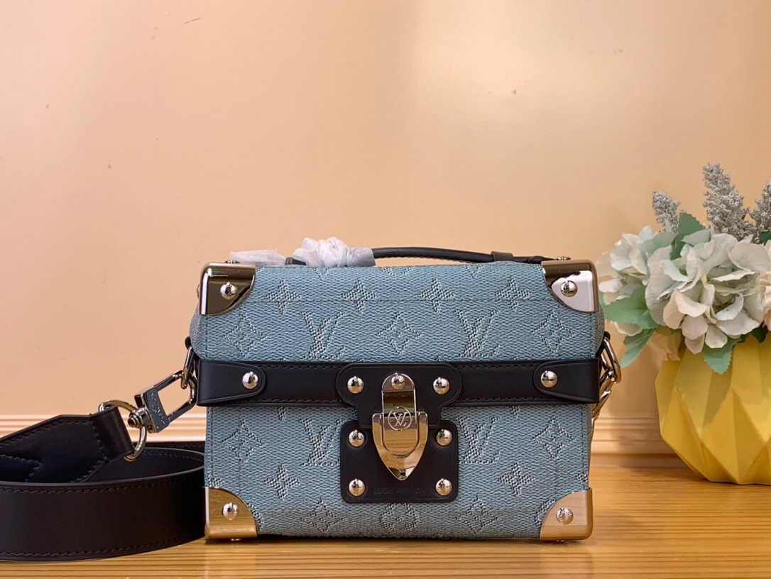 NO:551215,Top original item [SOUL TRUNK handbag] m15035 light blue embossed This Soul Trunk Cc handbag is made of Monogram Eclise canvas, with a soft and close-fitting compact structure for comfortable cross-body wear. Reinforced corners, leather details and Tumbler locks highlight the identity of the series. Dimensions 19 x 15 x 7 cm 7018085,19860909顶级原单【SOUL TRUNK 手袋】 m15035 浅蓝压花 本款 Soul Trunk Cc手袋取材 Monogram Eclise 帆布,以柔软贴身的紧凑构型实现舒适斜挎.加固包角、皮革细节和 Tumbler 锁扣点明系列身份. 尺寸19 x 15 x 7 厘米7018085,,Bag