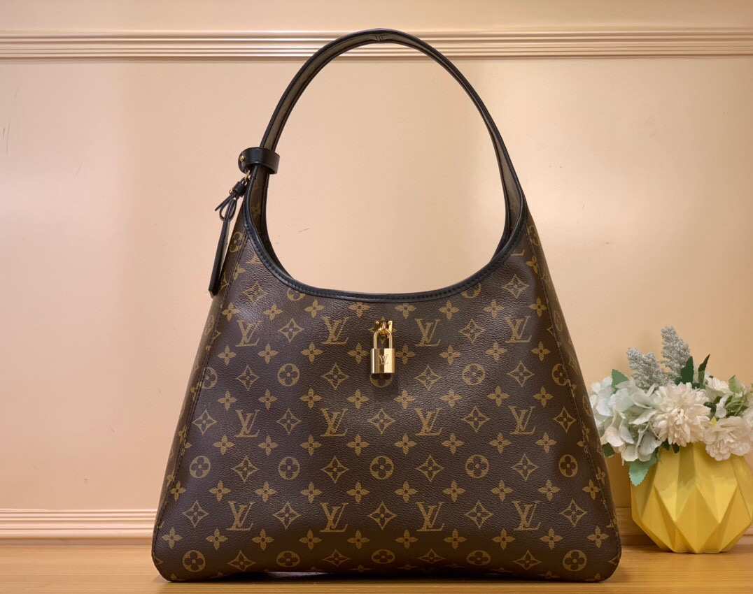 NO:620998,Top original order [The Drop Large Handbag] M12941 This The Drop large handbag draws inspiration from the Flower Hobo JhHl handbag that came out in 2000, and uses the classic Monogram  The canvas is cut into an elegant configuration that combines trendy style and practical function. The iconic padlock is embellished with the nameplate, and the deep leather trim creates exquisite details. It can easily store daily necessities and fits the rhythm of urban life. Size 40×50×15cm. 5016065,19860909顶级原单【The Drop 大号手袋】 M12941 本款 The Drop 大号手袋向 年问世的 Flower Hobo JhHl手袋汲取灵感,以经典 Monogram 帆布裁出兼具潮流格调与实用功能的雅致构型.标志性挂锁点缀名牌,与深邃皮革饰边共筑考究细节.可轻松收纳日常所需,契合都市生活节奏.尺寸40×50×15cm.5016065,,Bag