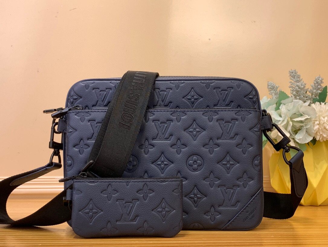 NO:551066,Top original item [Trio messenger bag] M14785 dark blue (stripe embossed) made of soft Monogram Shadow Hx embossed cow leather, dipped in vibrant colors for the modern Monogram jm embossed pattern. The close-fitting construction is integrated into the main pocket and detachable zippered front pocket, and the shoulder strap is equipped with a detachable coin purse. Dimensions 18.5 x 7 x 25 cm. 6517068,,wallets,cowhide19860909顶级原单【Trio 邮差包】M14785 深蓝色（条纹压花） 取材柔软 Monogram Shadow Hx压纹牛皮革,为摩登 Monogram jm压纹图案浸染活力色调.贴身构型融入主袋和可拆卸拉链前袋,肩带配有可拆卸零钱包. 尺寸 18.5 x 7 x 25 厘米.6517068,,wallets,cowhide,Bag