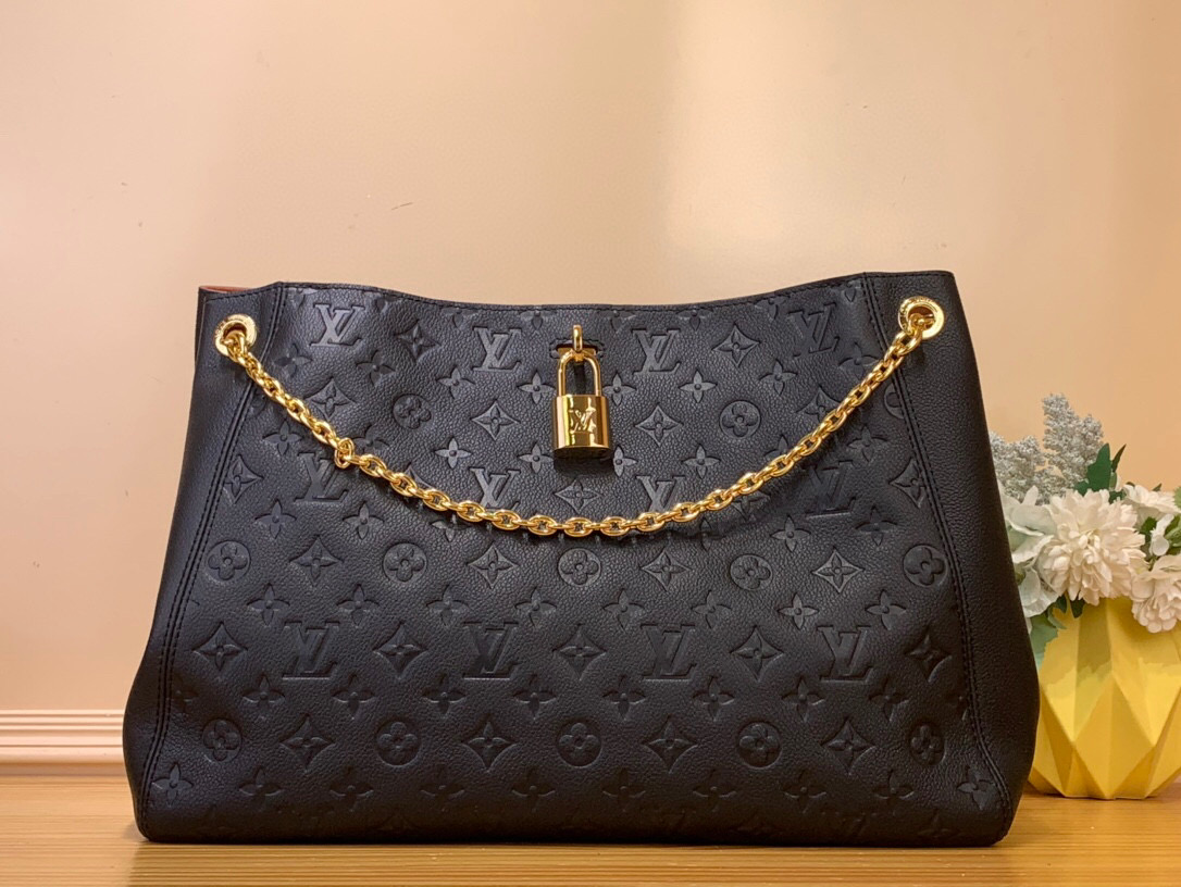 NO:551094,Top original order [ANYTIME medium handbag] m14324 black m14658 taupe This Anytime Ys medium handbag traces back to the Promenade handbag that was born in 2010, making it a good choice for daily commuting and weekend outings. The Monogram Empreinte leather bag is decorated with shiny metal parts, and the LV padlock can be hung on the sliding chain shoulder strap, making it easy to explore a variety of styling possibilities and carrying methods. Size 27 x 14 x  42 cm 981991000,,louis vuitton19860909顶级原单【ANYTIME 中号手袋】 m14324 黑色 m14658 灰褐色  本款 Anytime Ys中号手袋回溯诞生于 年的典藏 Promenade 手袋,成就日常通勤和周末出游佳选.Monogram Empreinte 皮革包身点缀莹泽金属件,LV 挂锁可悬挂于滑链肩带,轻松探索多种造型可能和背携方式. 尺寸27 x 14 x 42 厘米 981991000,,louis vuitton,Bag