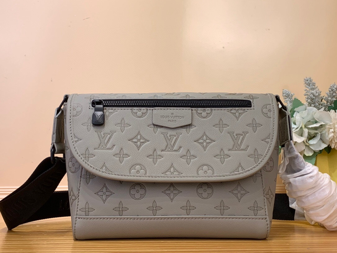 NO:551235,The top original item [ulse messenger bag] M14912 new gray (stripe embossed) uses Monogram Shadow Jm embossed cow leather and elegant metal parts to highlight the sporty silhouette, and is equipped with zipper bags on the top and bottom of the flap. Adjustable fabric shoulder strap allows for shoulder or cross-body carry. Size 17 x 11 x 26.6 cm. 6817075,,cowhide19860909顶级原单【ulse 邮差包】M14912 新灰色（条纹压花） 采用 Monogram Shadow Jm压纹牛皮革和考究金属件点亮运动廓形,再为翻盖上下搭配拉链袋.可调节织物肩带实现肩背或斜挎. 尺寸 17 x 11 x 26.6 厘米.6817075,,cowhide,Bag