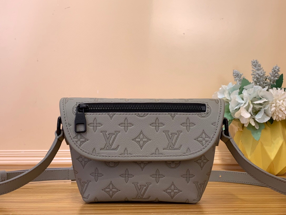 NO:621025,Top original order [ULSE Mini Postman Handbag] m12636 14794 New Gray (Stripe Embossed) This ulse Jm mini handbag is made of Monogram Shadow embossed leather, with a dynamic silhouette to store daily needs. The main compartment, patch pockets and zipper outer pocket at the flap create storage space, and the cord zipper puller adds a modern element. Dimensions 16 x 5 x 22.5  cm.5616065,19860909顶级原单【ULSE 迷你邮差手袋】m12636 14794 新灰色（条纹压花） 本款 ulse Jm迷你手袋取材 Monogram Shadow 压纹皮革,以动感廓形存放日常所需.主隔层、贴袋和翻盖处的拉链外袋共筑收纳空间,线绳拉链头再添摩登元素. 尺寸16 x 5 x 22.5 厘米.5616065,,Bag