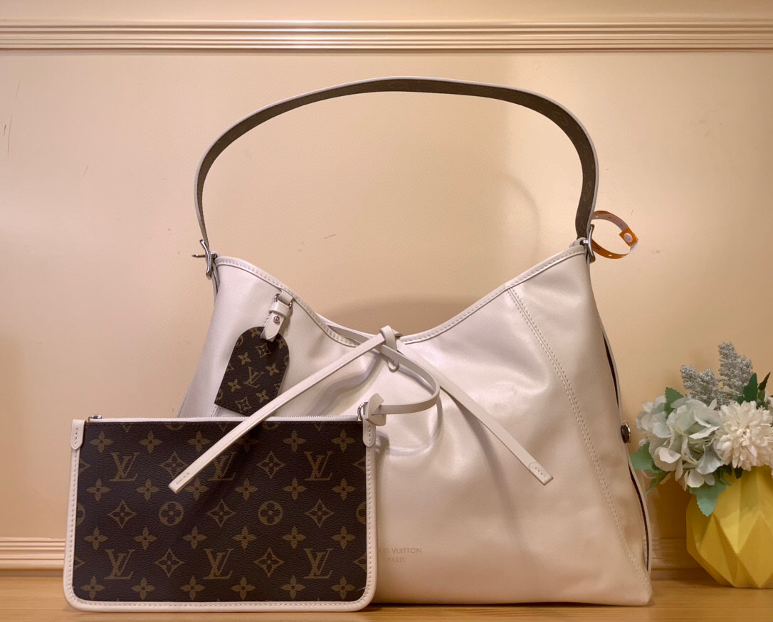 NO:620983,Top original order [CarryAll Dark Medium Handbag] M25143 46197 White. Made of soft sheep leather to create a fashionable and lazy silhouette, adding eye-catching charm to the spring and summer show style. Ys polished metal parts and fine-touch micro-wrinkle texture complement each other. Ample space can accommodate a variety of daily necessities, making it a good travel companion. Dimensions 39.0 x 30.0 x 15.0 cm  8819085,,sheepskin19860909顶级原单【CarryAll Dark 中号手袋】M25143 46197 白色 以柔软羊皮革塑造时尚慵懒廓形,为 春夏秀场造型增添瞩目姿彩.Ys抛光金属件与触感良好的微皱纹理互为映衬.充裕空间可容纳多样日常用品,成就出行良伴. 尺寸39.0 x 30.0 x 15.0 厘米 8819085,,sheepskin,Bag