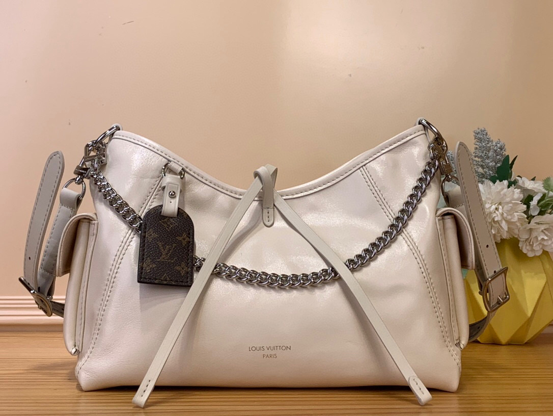 NO:620988,Top original order [CARRYALL CARGO small handbag] m24861 White This CarryAll Cargo Ys small handbag is made of soft sheep leather with a fashionable micro-wrinkle effect, and is paired with a deep background with polished metal parts and a lazy shape, making it a good choice for day and night occasions. The detachable shoulder strap and chain strap allow for a variety of styling possibilities. Dimensions 33.5 x 23 x 15 cm 8519095,,sheepskin19860909顶级原单【CARRYALL CARGO 小号手袋】 m24861 白色 本款 CarryAll Cargo Ys小号手袋以柔软羊皮革呈现时尚微皱效果,Sj并为深邃背景搭配抛光金属件与慵懒构型,成就昼夜场合佳选.可拆卸肩带与链带实现多种造型可能. 尺寸33.5 x 23 x 15 厘米 8519095,,sheepskin,Bag