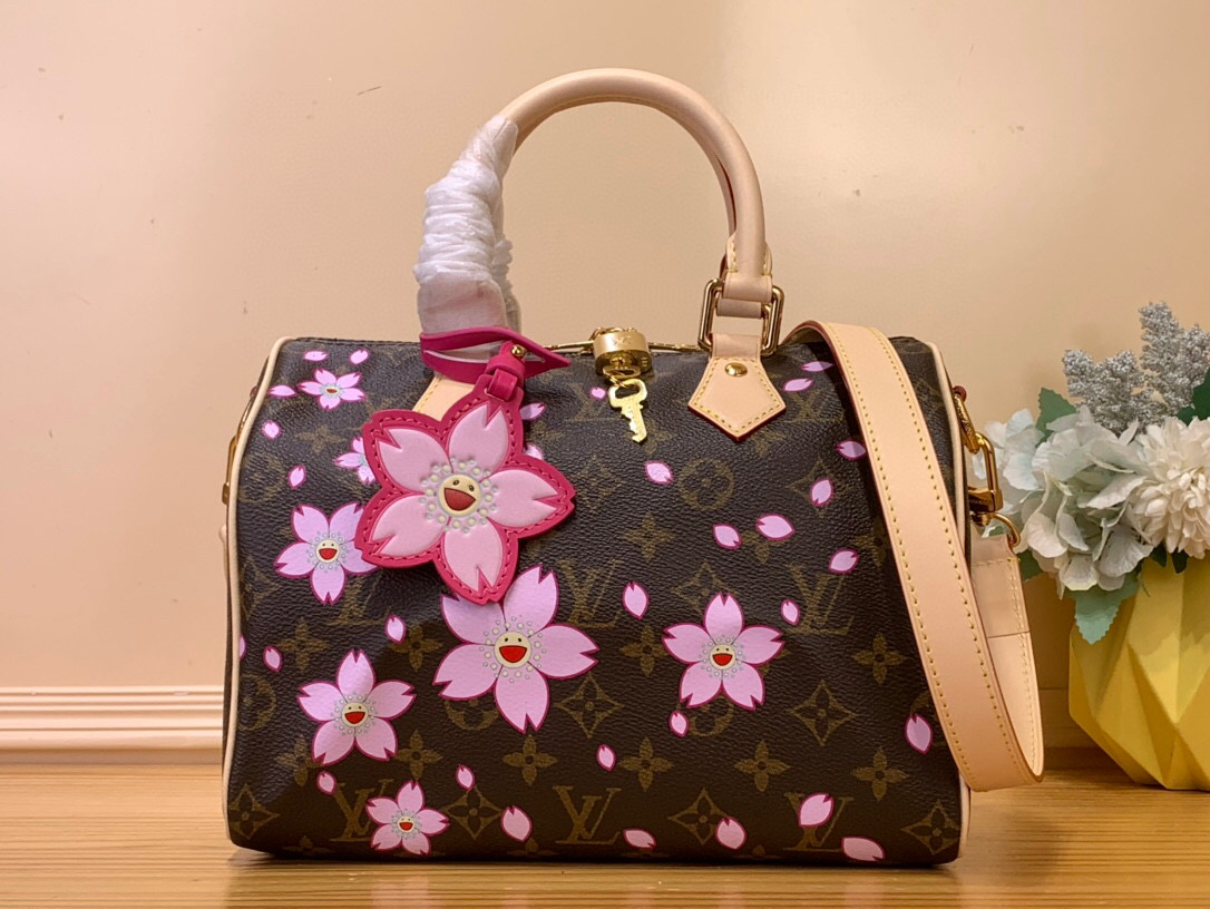 NO:621024,Top original order [LV x TM SEEDY BANDOULIRE 25 handbag] M14174 Sakura/Takashi Murakami This Seedy Bandoulière 25 HL handbag is from the Louis Vuitton x Takashi Murakami replica series. It is the brand's classic Monogram  Handles with removable leather shoulder strap, double zipper and padlock keep personal belongings safe and secure. Dimensions 19 x 15 x 25 cm 5516065,,louis vuitton,louis vuitton,cowhide19860909顶级原单【LV x TM SEEDY BANDOULIRE 25 手袋】 M14174 樱花/村上隆 本款 Seedy Bandoulière 25 Hl手袋出自路易威登 x 村上隆复刻系列,为品牌经典 Monogram Xl涂层融入村上隆笔下灵动的 Cherry Blossom 图案,再令相同元素延续至可拆卸包饰.牛皮革构筑 Toron 手柄与可拆卸皮革肩带,双拉链和挂锁确保个人物品安全无虞. 尺寸19 x 15 x 25 厘米 5516065,,louis vuitton,louis vuitton,cowhide,Bag