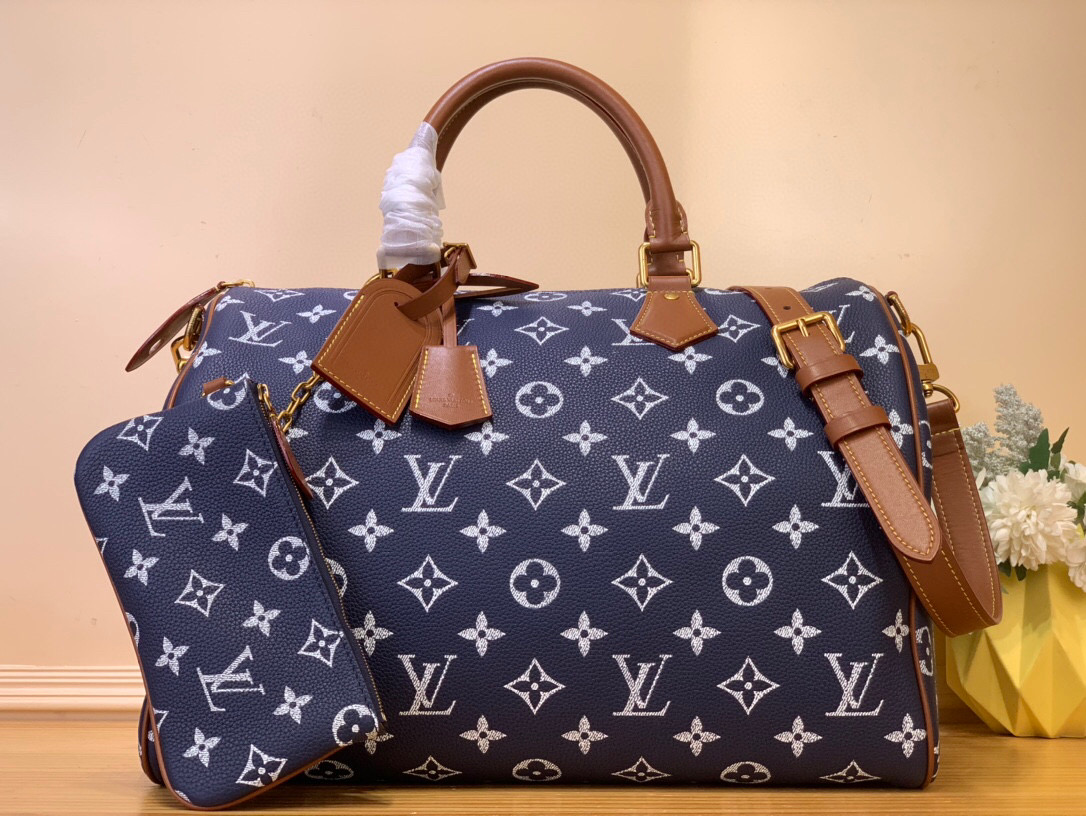 NO:552073,Top original order [SEEDY 9 BANDOULIRE40 handbag] M24418 blue m24417 green m24419 yellow m24420 red m24422 brown m11563 pink purple m11564 lake blue m11597 purple / light green / royal blue This Seedy 9 Bandoulière 40 Monogram  The Leather handbag is made of soft grained cowhide wrapped with sheepskin lining. The silk-screened Monogram pattern presents the blurred look of canvas printing, expressing the new season's ingenuity of creative director harrell Williams. Size 40 x 26 x23 cm 130121450,,cowhide,sheepskin19860909顶级原单【SEEDY 9 BANDOULIRE40手袋】M24418 蓝色 m24417绿色 m24419黄色 m24420红色 m24422 棕色 m11563 粉紫色 m11564 湖水蓝 m11597 紫色 /淡绿色 / 宝蓝色 本款Seedy 9 Bandoulière 40 Monogram Leather手袋为柔软粒面牛皮革包裹羊皮革内衬,以丝印Monogram 图案呈现帆布印花的迷离观感,道出创意总监harrell Williams的新季巧思. 尺寸40 x 26 x23厘米 130121450,,cowhide,sheepskin,Bag