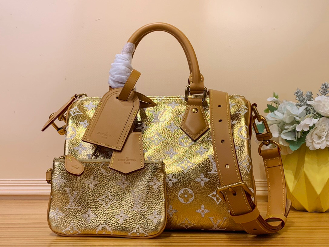 NO:552127,Top original order [SEEDY 9 BANDOULIRE25 handbag] M11561 lake blue m11562 purple m24443 brown m24426 yellow m24425 red m24424 blue m24423 green/antique gold This Seedy 9 Bandoulière25 Monogram leather handbag uses soft cow leather to convey a luxurious texture. Monogram  Monogram elements on printed canvas. Polished metal hardware, sheepskin lining and built-in branding reflect Creative Director Harrell Williams' attention to detail. Dimensions 25 x 15 x 15 cm (Length x Height x Width)   100121150,,cowhide,sheepskin19860909顶级原单【SEEDY 9 BANDOULIRE25 手袋】M11561 湖水蓝 m11562 紫色 m24443 棕色 m24426 黄色 m24425 红色 m24424 蓝色 m24423绿色 /古金色 本款 Seedy 9 Bandoulière25Monogram 皮革手袋以柔软牛皮革传递华贵质感.Monogram 印花临摹帆布上的Monogram 元素.抛光金属件、羊皮革内衬与内置标牌彰显创意总监harrell Williams 对考究细节的专注. 尺寸25 x 15 x15厘米(长度x高x宽) 100121150,,cowhide,sheepskin,Bag