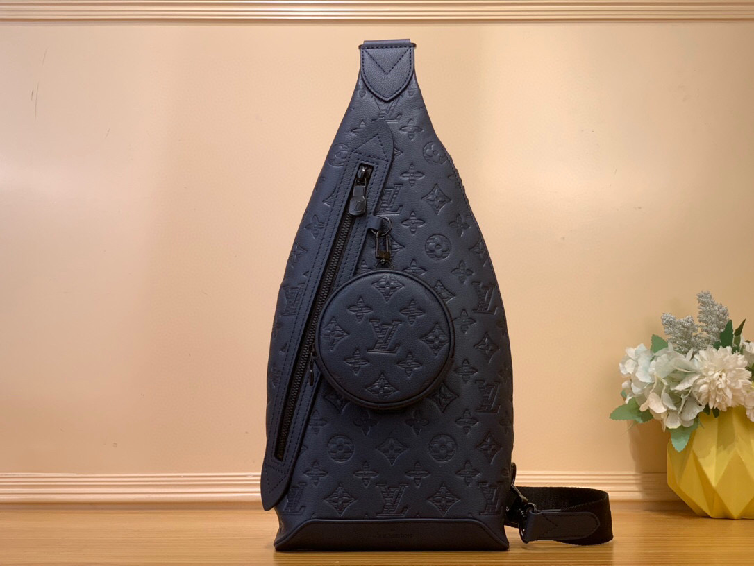 NO:551062,Top original item [Duo Slingbag] m24467 Dark Blue m21890 Black Monogram Shadow Jm embossed calfskin brings masculine sophistication to the unique Duo Slingbag. The bag's unusual shape and removable round pouch with zipper make it instantly recognizable. It has a zippered pocket on the side. The adjustable shoulder strap can be worn on the right or left side. Dimensions 20 x 42 x 6 cm  6017065,,cowhide19860909顶级原单【Duo Slingbag】 m24467 深蓝色 m21890 黑色 Monogram Shadow Jm压花小牛皮为独特的Duo Slingbag带来了阳刚的精致.这款包不寻常的形状和可拆卸的圆形小袋,带有拉链,使其立即被识别.它侧面有一个拉链口袋.可调节的肩带可以戴在右侧或左侧. 尺寸20 x 42 x 6厘米 6017065,,cowhide,Bag