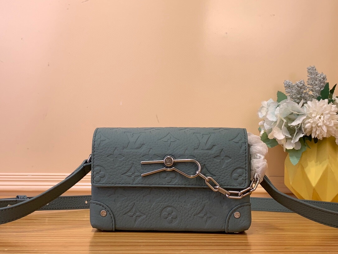 NO:621122,Top original order M13889 This Steamer mini handbag is made of Monogram Jm embossed Taurillon cow leather with metal parts and leather reinforced corners. The pin and chain details pay tribute to the classic design of the Steamer handbag. The adjustable leather shoulder strap allows for comfortable shoulder or cross-body wear, and the zippered inner pocket securely stores valuables. Dimensions: 18 × 11 × 6.5 cm. 4815055,,cowhide19860909顶级原单 M13889 本款Steamer迷你手袋为Monogram Jm压纹Taurillon牛皮革搭配金属件和皮革加固包角,以饰针和链条细节致意Steamer手袋的经典设计.可调节皮革肩带实现舒适肩背或斜挎,拉链内袋妥善收纳贵重物品.尺寸18 × 11 × 6.5 cm.4815055,,cowhide,Bag