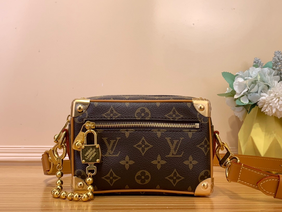 NO:621286,TOP ORIGINAL [Mini Soft Trunk] m14729 Mini Soft Trunk made of Monogram Lt coated canvas with natural cowhide leather trim. It features a gold ball chain and a new decorative padlock engraved with the 'Louis Vuitton Marque Déosée' signature. The lock is removable, allowing the bag to be carried with or without, displaying the metal pearl zipper pull. Dimensions 18.5 x 13 x 8 cm  7018075,,louis vuitton,cowhide19860909顶级原单【Mini Soft Trunk】 m14729 迷你软行李箱由Monogram Lt涂层帆布制成,带有天然牛皮装饰.它以金色球链和刻有“Louis Vuitton Marque Déosée”签名的新装饰挂锁为特色.这个锁是可拆卸的,无论带还是不带,都可以携带包,展示金属珍珠拉链拉. 尺寸18.5 x 13 x 8厘米 7018075,,louis vuitton,cowhide,Bag