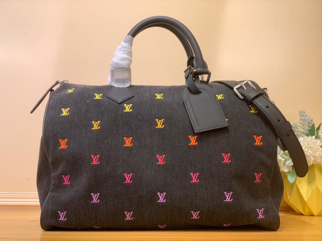 NO:551285,Top Original [Seedy 40 Bandoulière] M14136 LV Blason Denim Sj Translate music into the fashion language of harrell Williams, bringing a refined touch to the Seedy 40 Bandoulière hd. Embroidered LV initials in changing colorways adorn the black washed denim base. In addition to the traditional removable leather nameplate, the bag also features a removable headphone charm. Dimensions 40 x 26 x  23cm.9019868..,,louis vuitton19860909顶级原单【Seedy 40 Bandoulière】M14136 LV Blason Denim Sj将音乐翻译成harrell Williams的时尚语言,为Seedy 40 Bandoulière hd带来了精致的触感.以不断变化的配色刺绣LV首字母装饰着黑色水洗牛仔布底座.除了传统的可拆卸皮革名牌外,该包还具有可拆卸的耳机吊饰. 尺寸40 x 26 x 23厘米.9019868..,,louis vuitton,Bag