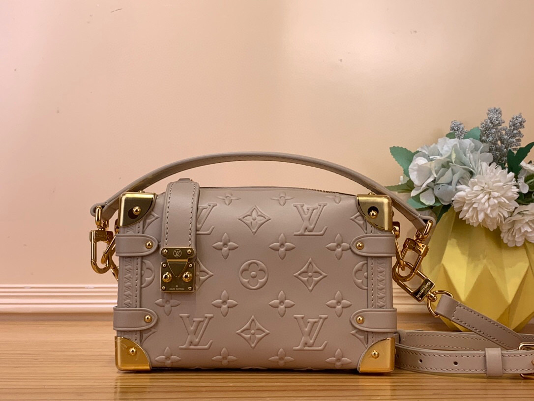 NO:551243,Top Original [Side Trunk M] m14571 Apricot This elegant Side Trunk M Ys is part of the Monogram Bold collection. The retro-inspired design pays homage to the house's iconic heritage, showcasing the gold trunk corners and signature S-shaped lock. It is made from embossed leather with the iconic Monogram pattern and is sized for everyday essentials. Wear it over the shoulder, carry it by hand or crosswise. Dimensions 19 x 12.5 x 7.5 cm  8419088,19860909顶级原单【Side Trunk M】 m14571 杏色 这款优雅的Side Trunk M Ys是Monogram Bold系列的一部分.复古风格的设计向房子的标志性遗产致敬,展示了金色的后备箱角和标志性的S型锁.它由带有标志性Monogram图案的压花皮革制成,尺寸适合日常必需品.把它戴在肩上,用手或交叉携带. 尺寸19 x 12.5 x 7.5厘米 8419088,,Bag