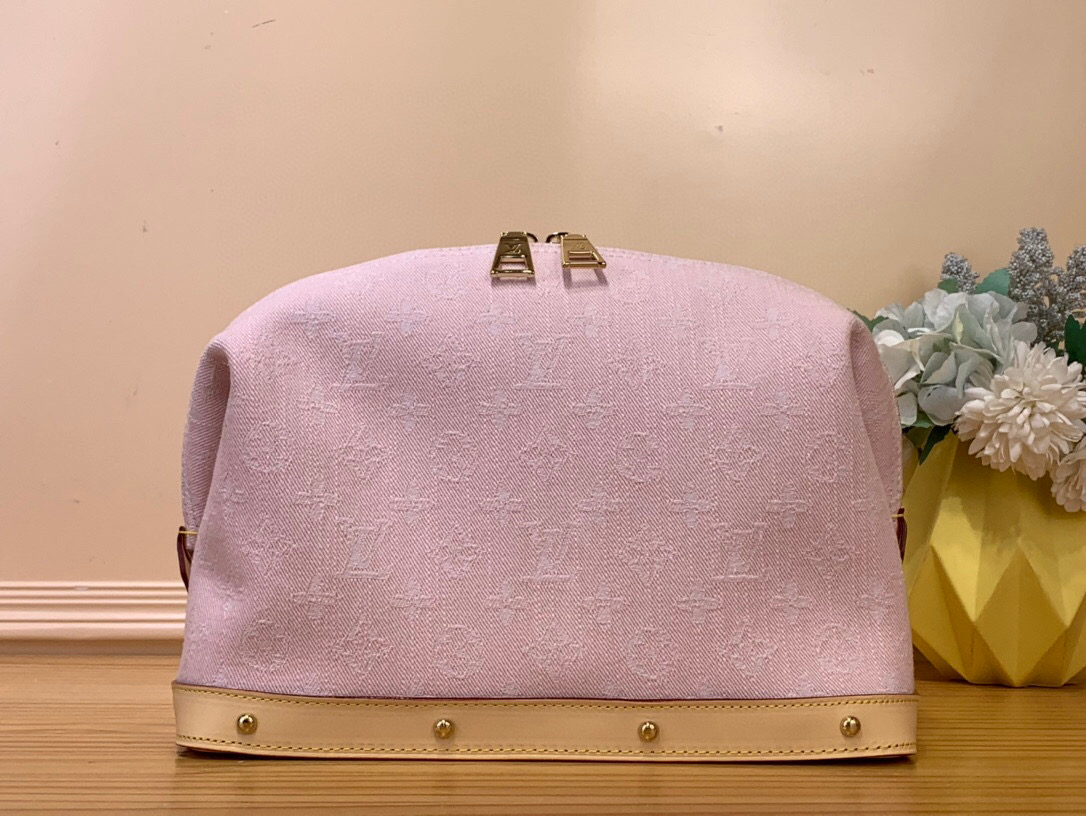 NO:551986,Top original order [Large Cosmetic Bag] m13750 Denim/Pink This large cosmetic bag is made of Monogram Denim Ms cotton with a calm tone, and then the leather trim and bottom rivets inject a gentle atmosphere. The fabric lining is easy to wash and clean, and the internal patch pocket can easily store skin care and beauty products. Size 18 x 9 x 27 cm. 3814045,, cosmetic bags & cases19860909顶级原单【大号化妆包】 m13750 牛仔/ 粉色 本款大号化妆包为 Monogram Denim Ms棉布渲染沉稳色调,再以皮革饰边和底部铆钉注入温雅气息.织物内衬方便水洗清洁,内部贴袋可轻松收纳护肤和美妆用品. 尺寸18 x 9 x 27 厘米.3814045,,cosmetic bags & cases,Bag