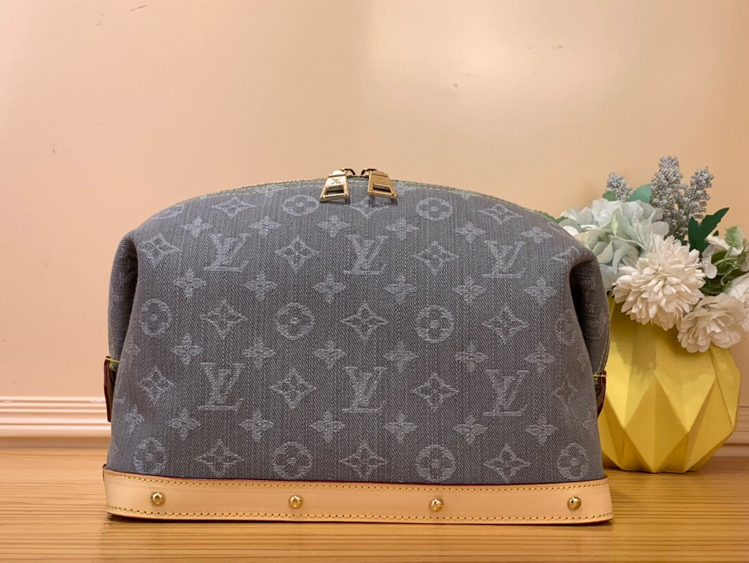NO:621190,Top Original Large Cosmetic Bag] m13750 Denim/Gray This large cosmetic bag is made of Monogram Denim Ms cotton with a calm tone, and then the leather trim and bottom rivets inject a gentle atmosphere. The fabric lining is easy to wash and clean, and the internal patch pocket can easily store skin care and beauty products. Size 18 x 9 x 27 cm. 3814045,, cosmetic bags & cases19860909顶级原单大号化妆包】 m13750 牛仔/ 灰色 本款大号化妆包为 Monogram Denim Ms棉布渲染沉稳色调,再以皮革饰边和底部铆钉注入温雅气息.织物内衬方便水洗清洁,内部贴袋可轻松收纳护肤和美妆用品. 尺寸18 x 9 x 27 厘米.3814045,,cosmetic bags & cases,Bag