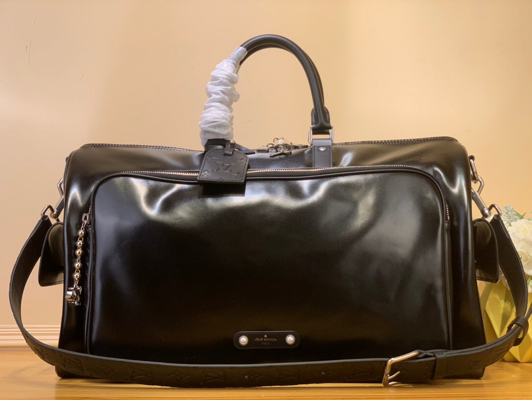 NO:621140,Top original order [KEEALL CARGO BANDOULIRE 50 travel bag] m13992 black leather This Keeall Cargo Bandoulière 50 Hx travel bag is made of glossy cow leather dipped in deep tones, allowing the classic design to capture the changing light and shadow between movement and stillness, showing harrell Williams' inspirational exploration of the blurred night. The LV letter decoration and zipper puller on the zipper outer bag add a metallic sheen. Size 23 x  29 x 52 cm 120121450,,louis vuitton,cowhide19860909顶级原单【KEEALL CARGO BANDOULIRE 50 旅行袋） m13992 黑皮 本款 Keeall Cargo Bandoulière 50 Hx旅行袋为亮面牛皮革浸染深邃色调,令经典设计在动静间捕捉光影变幻,展现 harrell Williams 对迷离夜色的灵感探索.拉链外袋的 LV 字母装饰与拉链头再添金属莹泽. 尺寸23 x 29 x 52 厘米 120121450,,louis vuitton,cowhide,Bag