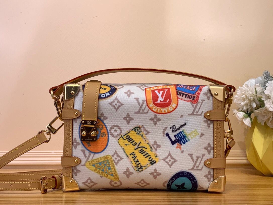 NO:551256,Top original order [SIDE TRUNK medium handbag] m14606 Badge This Side Trunk XL medium handbag is from the Flight Mode series, giving the Monogram Dune Js canvas a retro look. The lightweight structure is embellished with collage-effect labels, dazzling aircraft charms and classic key bags are rich in details, and the cowhide leather trim pays tribute to the brand's trunk-making heritage. Dimensions 16 x 8.5 x 23.5 cm 6517075,,cowhide19860909顶级原单【SIDE TRUNK 中号手袋】 m14606 徽章 本款 Side Trunk XL中号手袋出自 Flight Mode 系列,令 Monogram Dune Js帆布呈现复古外观.轻盈构型点缀拼贴效果标签,耀目飞机挂饰和经典钥匙包丰富细节,牛皮革饰边致意品牌制箱传承. 尺寸16 x 8.5 x 23.5 厘米 6517075,,cowhide,Bag