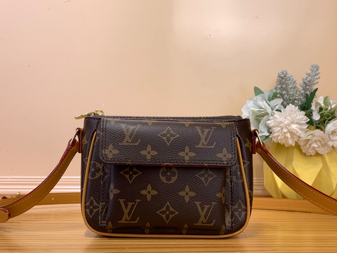 NO:621233,Top original item [Middle Ages out-of-print tofu bag] M51165 Classic and timeless, Md is super good-looking, versatile, can be packed, easily accommodated by Apple uls, no matter the season or clothes, collect it now. The size is just right, the length of the shoulder strap is adjustable, the length of the shoulder strap is about 109~127. Size 19x14x9cm 4515055,19860909顶级原单【中古绝版豆腐包】M51165 经典永不过时 Md超级好看 百搭 能装 苹果uls轻松容纳 不挑季节 不挑衣服的百搭单品 赶紧收藏吧 大小尺寸刚好 肩带可调节长短 肩带长度约109~127. 尺寸 19x14x9cm 4515055,,Bag