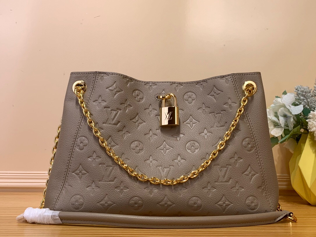 NO:621214,Top original order [ANYTIME small handbag] m14659 gray m14414 black This Anytime Ys small handbag traces back to the Promenade handbag that was born in 2000. It uses modern touches to create a chic choice for day and night. Monogram Empreinte leather creates ample space for easy storage of daily needs. The LV padlock can also be hung on the sliding chain shoulder strap, making it easy to explore a variety of styling possibilities and carrying methods.  Dimensions 20 x 13 x 34 cm (height x width x length).8819095,,louis vuitton19860909顶级原单【ANYTIME 小号手袋】 m14659 灰色 m14414 黑色 本款 Anytime Ys小号手袋回溯诞生于 年的 Promenade 手袋,以摩登笔触打造昼夜皆宜的别致之选.Monogram Empreinte 皮革构筑充裕空间,便于收纳日常所需.LV 挂锁亦可悬挂于滑链肩带,轻松探索多种造型可能和背携方式. 尺寸20 x 13 x 34 厘米 (高 x 宽 x 长度).8819095,,louis vuitton,Bag