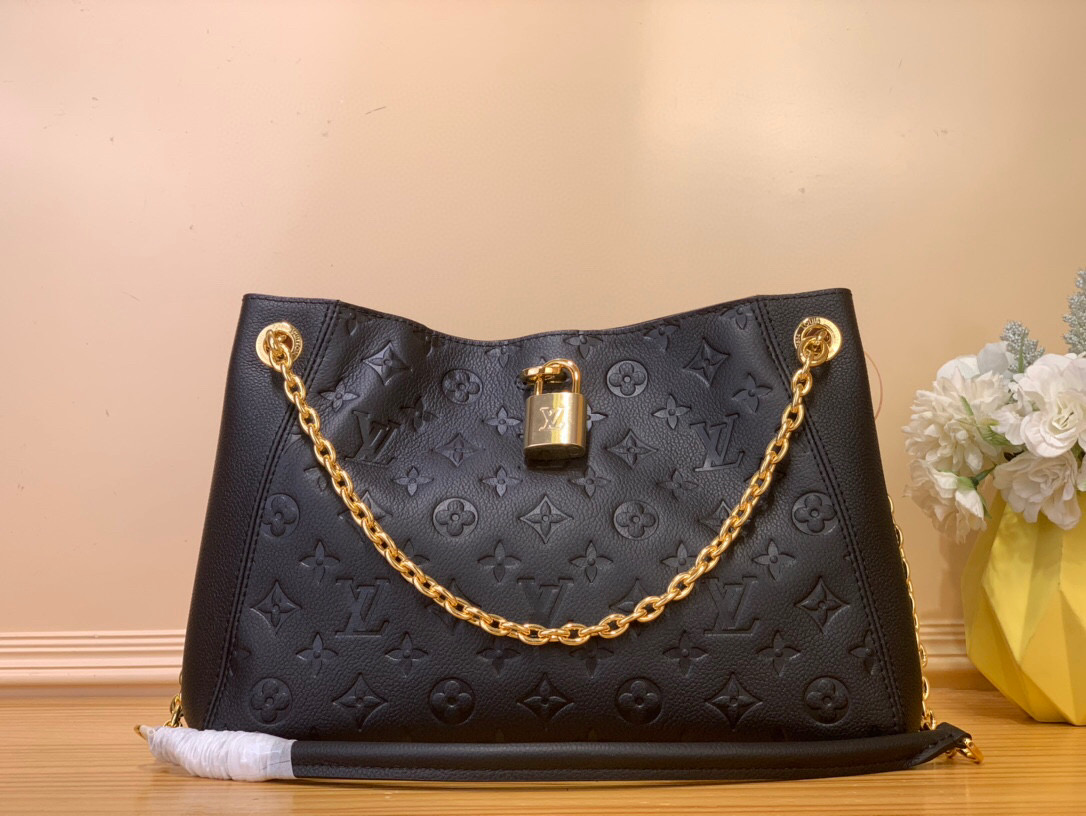 NO:551103,Top original order [ANYTIME small handbag] m14659 gray m14414 black This Anytime Ys small handbag traces back to the Promenade handbag that was born in 2000. It uses modern touches to create a chic choice for day and night. Monogram Empreinte leather creates ample space for easy storage of daily needs. The LV padlock can also be hung on the sliding chain shoulder strap, making it easy to explore a variety of styling possibilities and carrying methods.  Dimensions 20 x 13 x 34 cm (height x width x length).8819095,,louis vuitton19860909顶级原单【ANYTIME 小号手袋】 m14659 灰色 m14414 黑色 本款 Anytime Ys小号手袋回溯诞生于 年的 Promenade 手袋,以摩登笔触打造昼夜皆宜的别致之选.Monogram Empreinte 皮革构筑充裕空间,便于收纳日常所需.LV 挂锁亦可悬挂于滑链肩带,轻松探索多种造型可能和背携方式. 尺寸20 x 13 x 34 厘米 (高 x 宽 x 长度).8819095,,louis vuitton,Bag