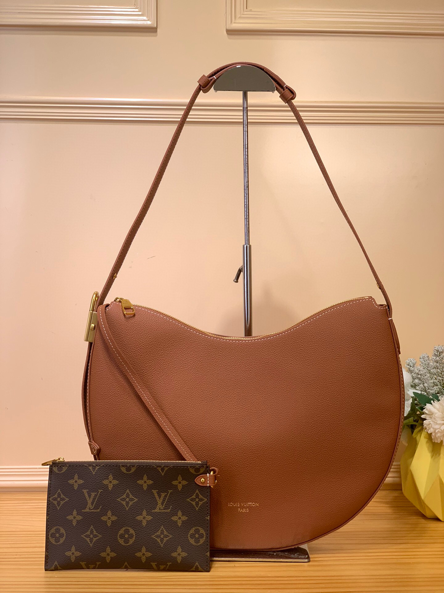 NO:621229,Top original order [LOW KEY COOKIE medium handbag] m14417 black m14642 brown m14635 apricot gray Louis Vuitton launches the Low Key Cookie Ys medium handbag, which demonstrates the brand heritage and exquisite craftsmanship with its elegant design. The soft cow leather will show unique color over time, and the aged metal padlock and detachable Monogram storage bag are rich in details, which can be switched to various carrying methods at will. Size 26 x 5  x 32 cm 8319095 (height x width x length),,louis vuitton,cowhide19860909顶级原单【LOW KEY COOKIE 中号手袋】 m14417 黑色 m14642 棕色 m14635 杏灰色 路易威登推出 Low Key Cookie Ys中号手袋,以典雅设计彰显品牌传承和精湛匠艺.柔软牛皮革将随时间流逝呈现别致色泽,做旧金属挂锁和可拆卸 Monogram 收纳袋丰富细节,可随心切换多种背携方式. 尺寸26 x 5 x 32 厘米 8319095 (高 x 宽 x 长度),,louis vuitton,cowhide,Bag