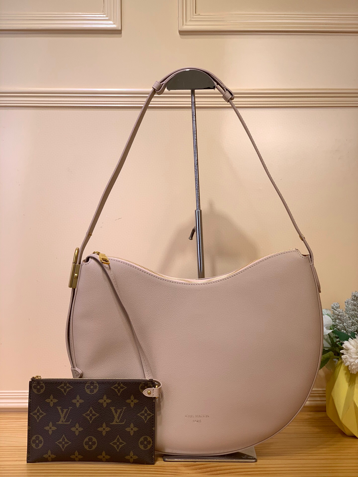 NO:621224,Top original order [LOW KEY COOKIE medium handbag] m14417 black m14642 brown m14635 apricot gray Louis Vuitton launches the Low Key Cookie Ys medium handbag, which demonstrates the brand heritage and exquisite craftsmanship with its elegant design. The soft cow leather will show unique color over time, and the aged metal padlock and detachable Monogram storage bag are rich in details, which can be switched to various carrying methods at will. Size 26 x 5  x 32 cm (height x width x length).8319095,,louis vuitton,cowhide19860909顶级原单【LOW KEY COOKIE 中号手袋】 m14417 黑色 m14642 棕色 m14635 杏灰色 路易威登推出 Low Key Cookie Ys中号手袋,以典雅设计彰显品牌传承和精湛匠艺.柔软牛皮革将随时间流逝呈现别致色泽,做旧金属挂锁和可拆卸 Monogram 收纳袋丰富细节,可随心切换多种背携方式. 尺寸26 x 5 x 32 厘米 (高 x 宽 x 长度).8319095,,louis vuitton,cowhide,Bag